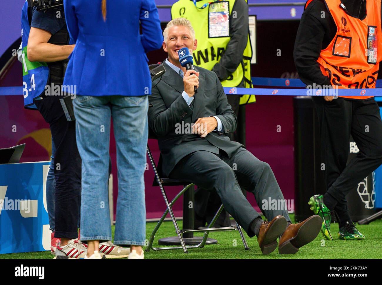 Esther Sedlaczek, Moderatorin ARD Sport Moderatorin, Sportmoderatorin, Journalistin, Bastian SCHWEINSTEIGER, Co-Moderator ARD im Best of 16 Spiel PORTUGAL - SLOWENIEN 3-0 N.E. der UEFA-Europameisterschaften 2024 am 01. Juli 2024 in Frankfurt, Deutschland. Fotograf: Peter Schatz Stockfoto