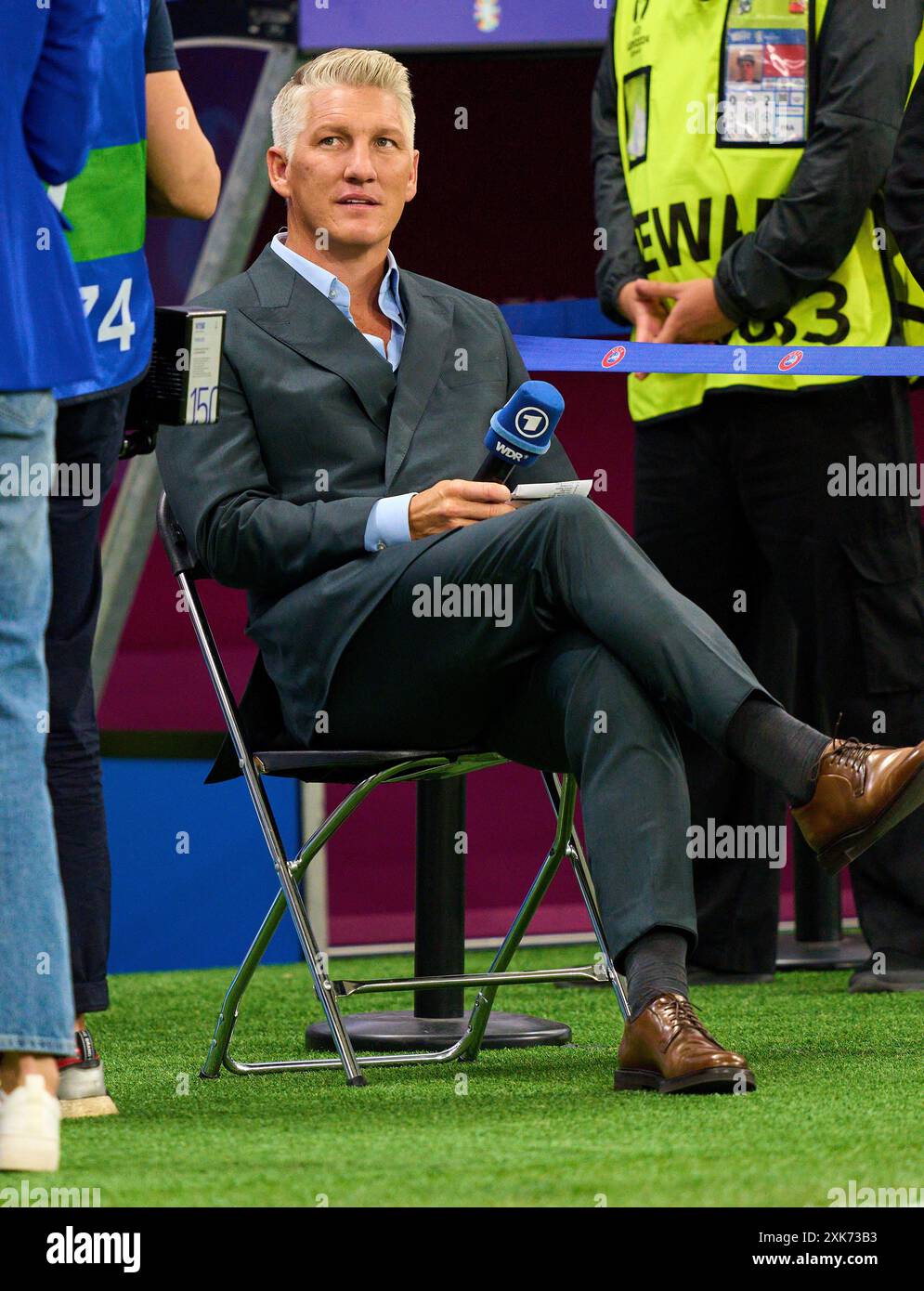 Esther Sedlaczek, Moderatorin ARD Sport Moderatorin, Sportmoderatorin, Journalistin, Bastian SCHWEINSTEIGER, Co-Moderator ARD im Best of 16 Spiel PORTUGAL - SLOWENIEN 3-0 N.E. der UEFA-Europameisterschaften 2024 am 01. Juli 2024 in Frankfurt, Deutschland. Fotograf: Peter Schatz Stockfoto