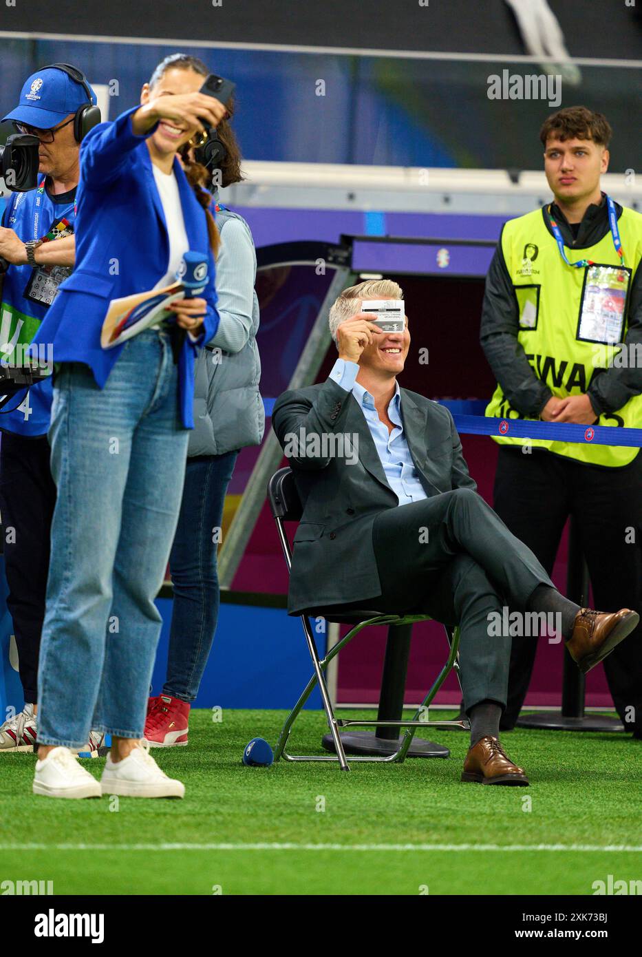 Esther Sedlaczek, Moderatorin ARD Sport Moderatorin, Sportmoderatorin, Journalistin, Bastian SCHWEINSTEIGER, Co-Moderator ARD im Best of 16 Spiel PORTUGAL - SLOWENIEN 3-0 N.E. der UEFA-Europameisterschaften 2024 am 01. Juli 2024 in Frankfurt, Deutschland. Fotograf: Peter Schatz Stockfoto