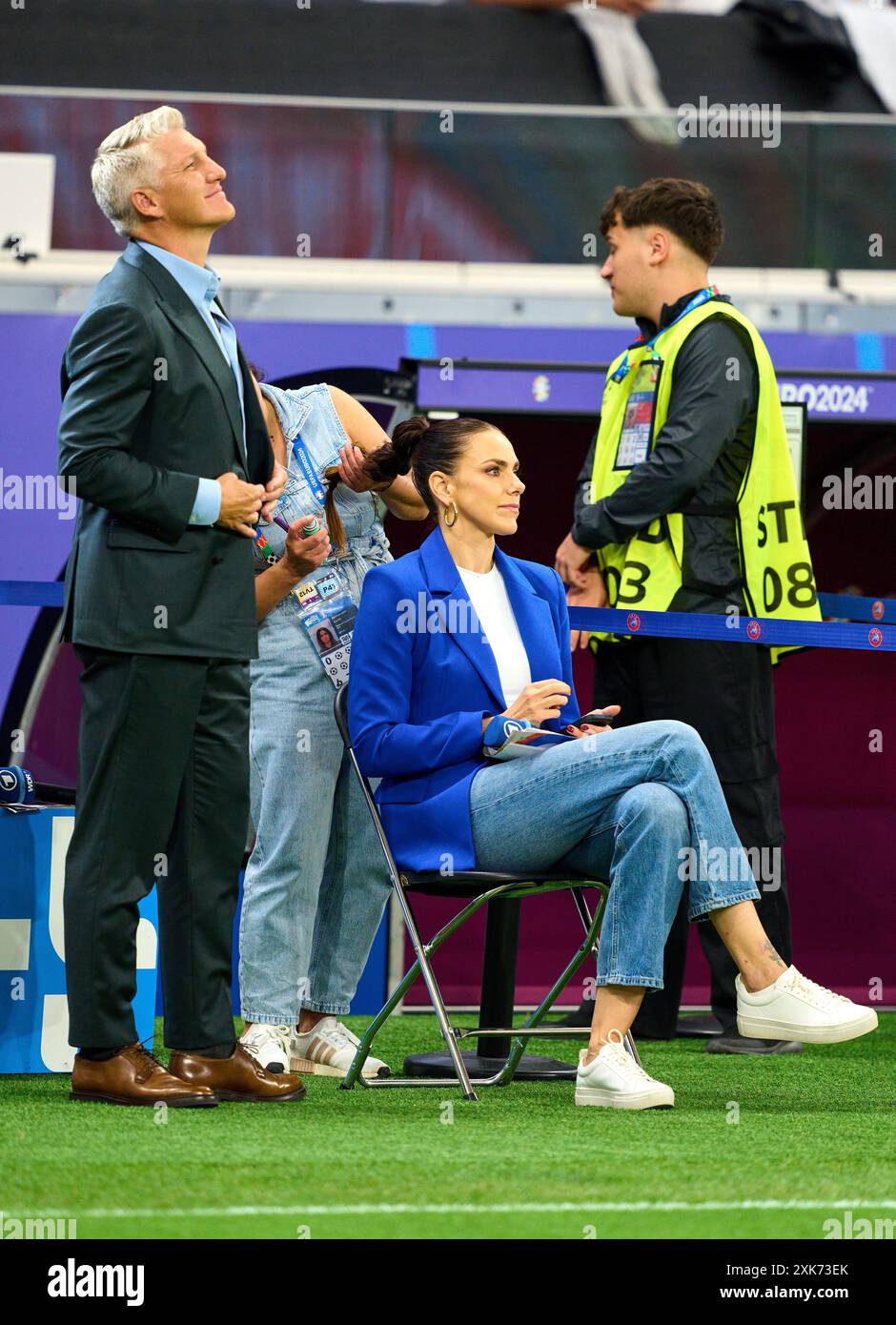 Fotostory: Esther Sedlaczek, Moderatorin ARD Sport Moderatorin, Sportmoderatorin, Journalistin denken Ihre Maskenbildnerin macht ihre Haare, aber Bastian SCHWEINSTEIGER, Co-Moderator ARD hat im Best of 16 Spiel PORTUGAL - SLOWENIEN 3-0 N.E. der UEFA-Europameisterschaft 2024 am 01. Juli 2024 in Frankfurt übernommen. Fotograf: Peter Schatz Stockfoto