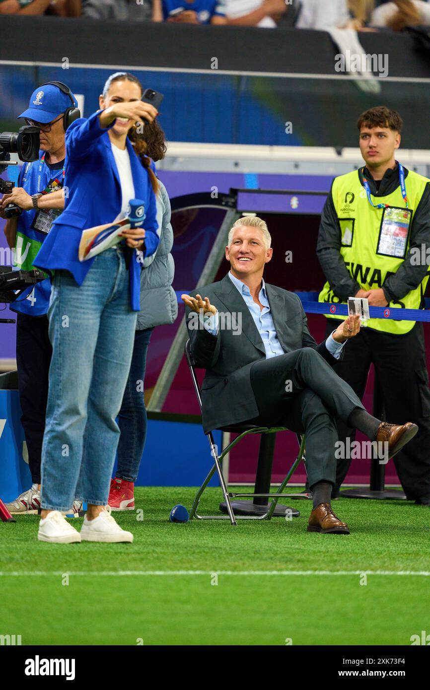 Esther Sedlaczek, Moderatorin ARD Sport Moderatorin, Sportmoderatorin, Journalistin, Bastian SCHWEINSTEIGER, Co-Moderator ARD im Best of 16 Spiel PORTUGAL - SLOWENIEN 3-0 N.E. der UEFA-Europameisterschaften 2024 am 01. Juli 2024 in Frankfurt, Deutschland. Fotograf: Peter Schatz Stockfoto