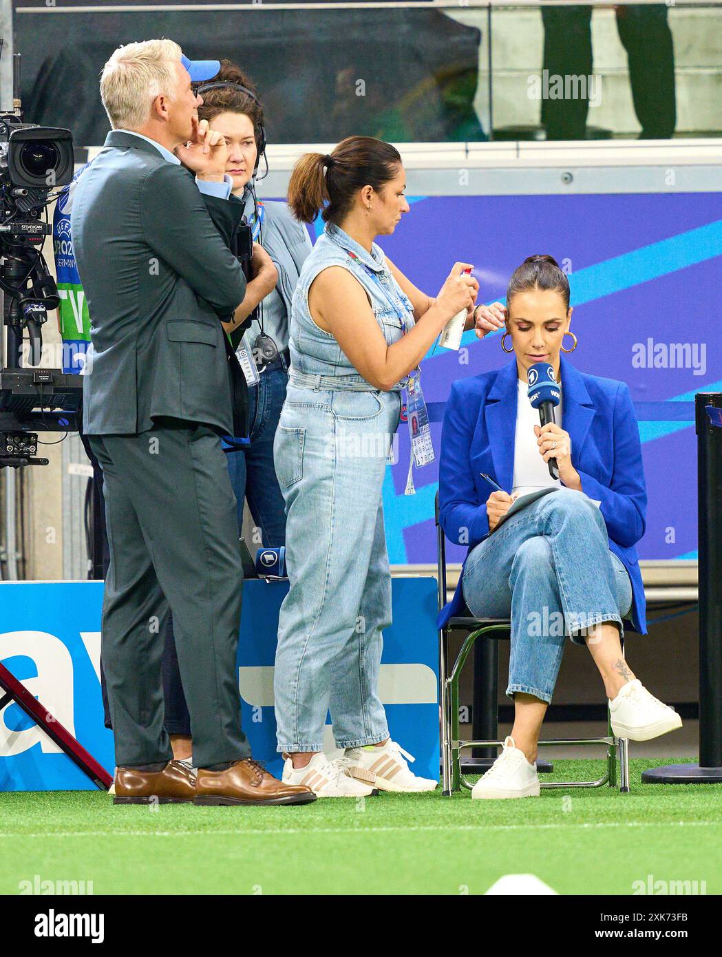 Fotostory: Esther Sedlaczek, Moderatorin ARD Sport Moderatorin, Sportmoderatorin, Journalistin denken Ihre Maskenbildnerin macht ihre Haare, aber Bastian SCHWEINSTEIGER, Co-Moderator ARD hat im Best of 16 Spiel PORTUGAL - SLOWENIEN 3-0 N.E. der UEFA-Europameisterschaft 2024 am 01. Juli 2024 in Frankfurt übernommen. Fotograf: Peter Schatz Stockfoto