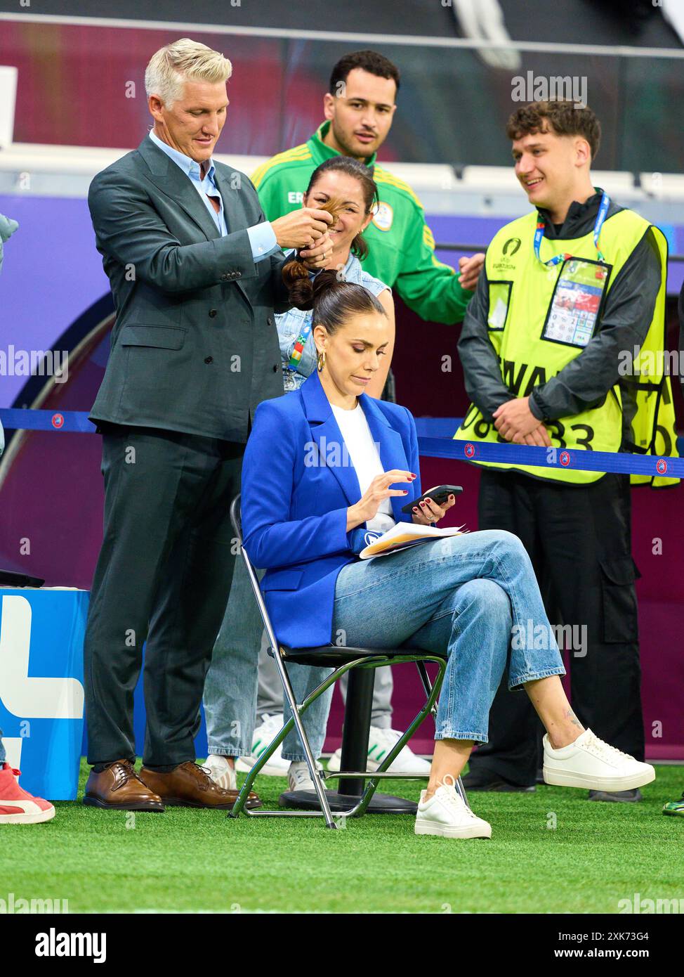 Fotostory: Esther Sedlaczek, Moderatorin ARD Sport Moderatorin, Sportmoderatorin, Journalistin denken Ihre Maskenbildnerin macht ihre Haare, aber Bastian SCHWEINSTEIGER, Co-Moderator ARD hat im Best of 16 Spiel PORTUGAL - SLOWENIEN 3-0 N.E. der UEFA-Europameisterschaft 2024 am 01. Juli 2024 in Frankfurt übernommen. Fotograf: Peter Schatz Stockfoto
