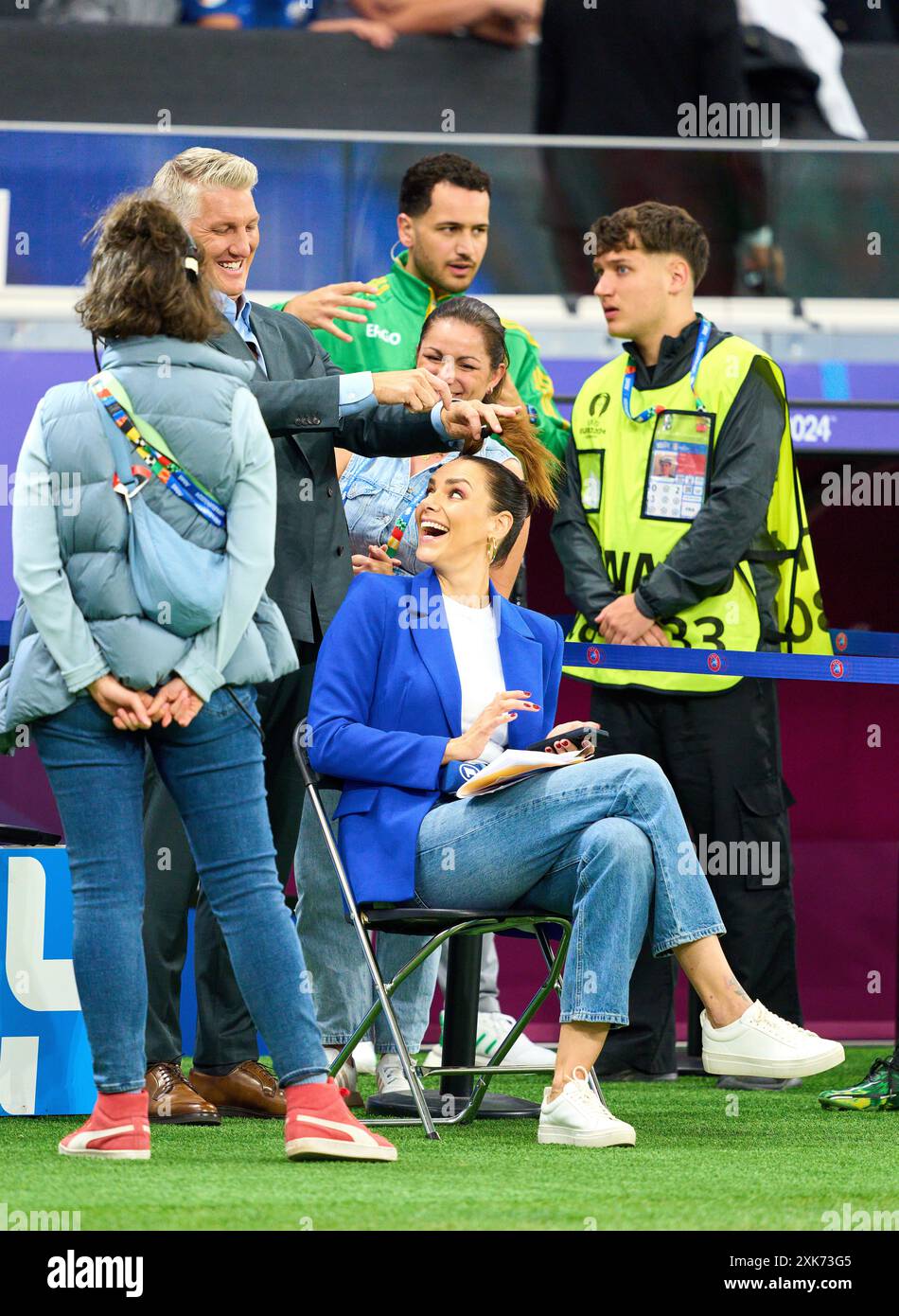 Fotostory: Esther Sedlaczek, Moderatorin ARD Sport Moderatorin, Sportmoderatorin, Journalistin denken Ihre Maskenbildnerin macht ihre Haare, aber Bastian SCHWEINSTEIGER, Co-Moderator ARD hat im Best of 16 Spiel PORTUGAL - SLOWENIEN 3-0 N.E. der UEFA-Europameisterschaft 2024 am 01. Juli 2024 in Frankfurt übernommen. Fotograf: Peter Schatz Stockfoto