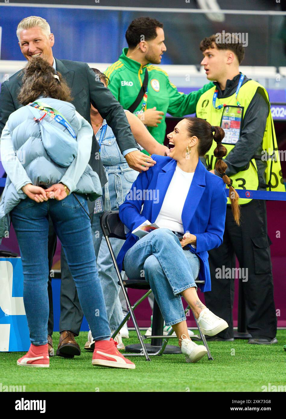 Fotostory: Esther Sedlaczek, Moderatorin ARD Sport Moderatorin, Sportmoderatorin, Journalistin denken Ihre Maskenbildnerin macht ihre Haare, aber Bastian SCHWEINSTEIGER, Co-Moderator ARD hat im Best of 16 Spiel PORTUGAL - SLOWENIEN 3-0 N.E. der UEFA-Europameisterschaft 2024 am 01. Juli 2024 in Frankfurt übernommen. Fotograf: Peter Schatz Stockfoto