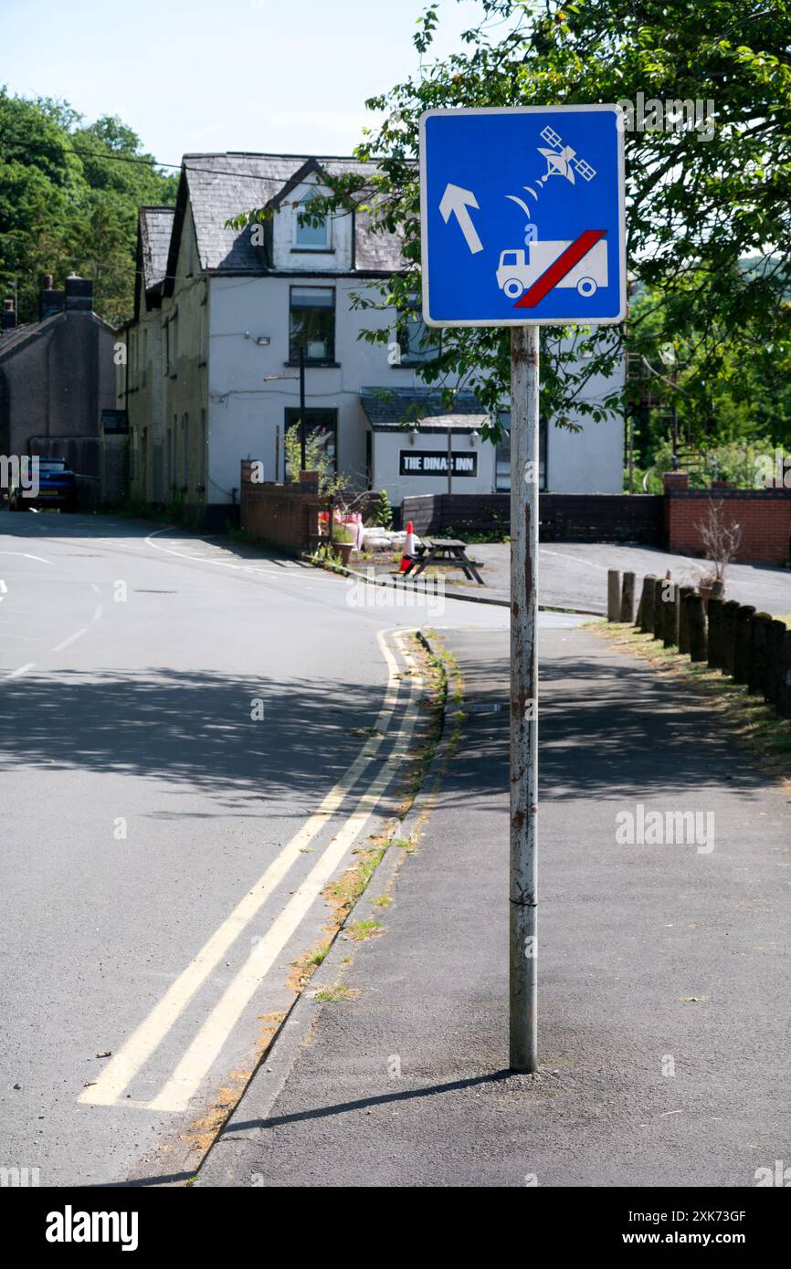 Wales, Großbritannien. Ein Verkehrsinformationsschild, das LKW und andere große Fahrzeuge anweist, die Ratschläge des Navigationssystems zu ignorieren, um die ungeeignete schmale Straße vor sich zu nehmen Stockfoto