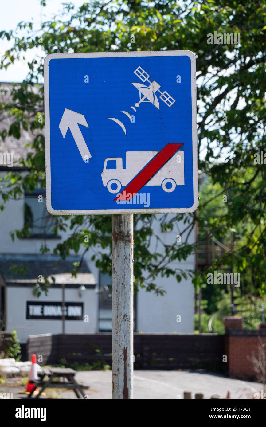 Wales, Großbritannien. Ein Verkehrsinformationsschild, das LKW und andere große Fahrzeuge anweist, die Ratschläge des Navigationssystems zu ignorieren, um die ungeeignete schmale Straße vor sich zu nehmen Stockfoto