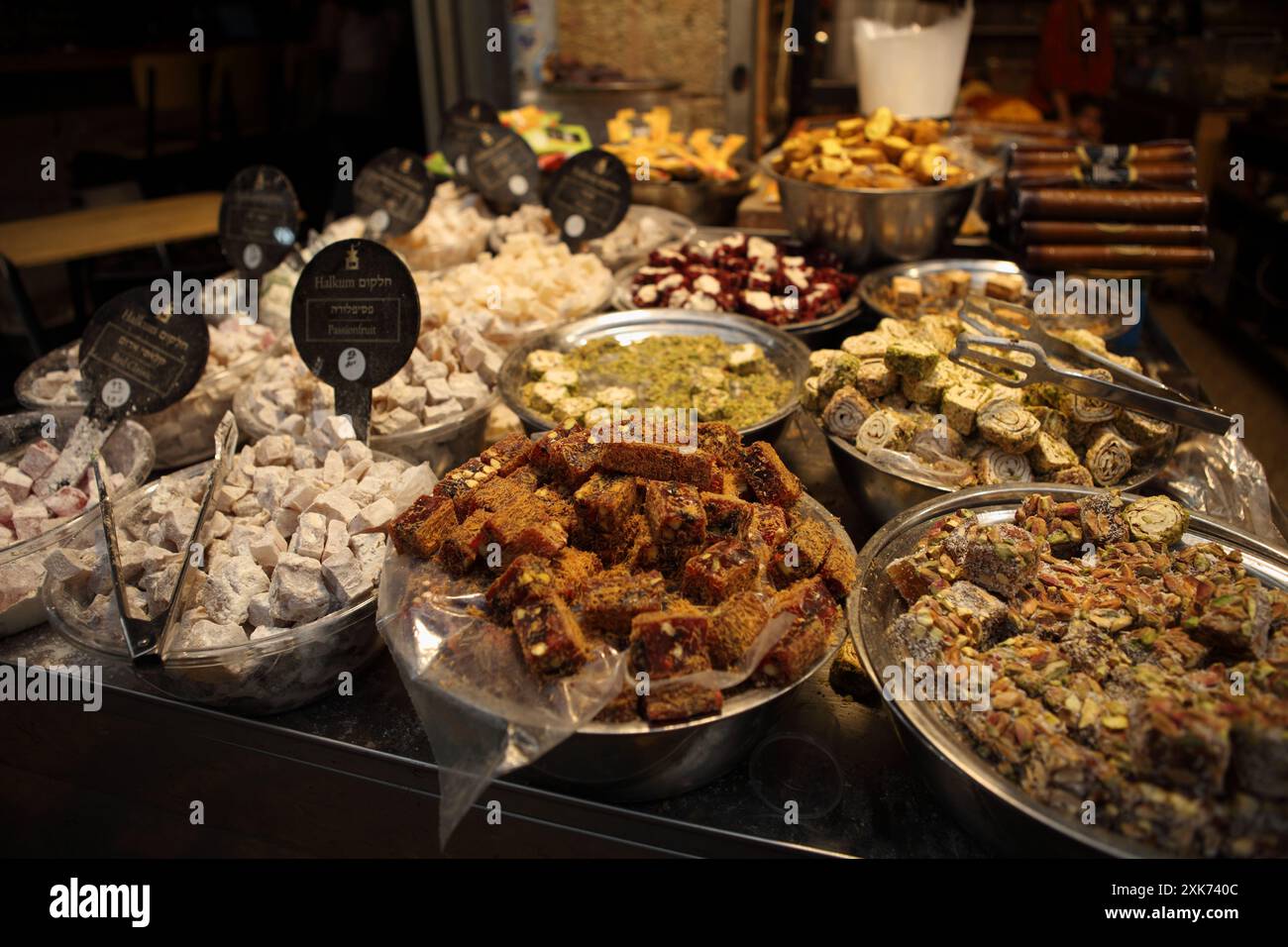 Rahat Lokum, Turkish Delight oder Lokum, Konfekt auf Basis eines Gels aus Stärke und Zucker mit verschiedenen Aromen und Datteln und gehackten Nüssen. Stockfoto