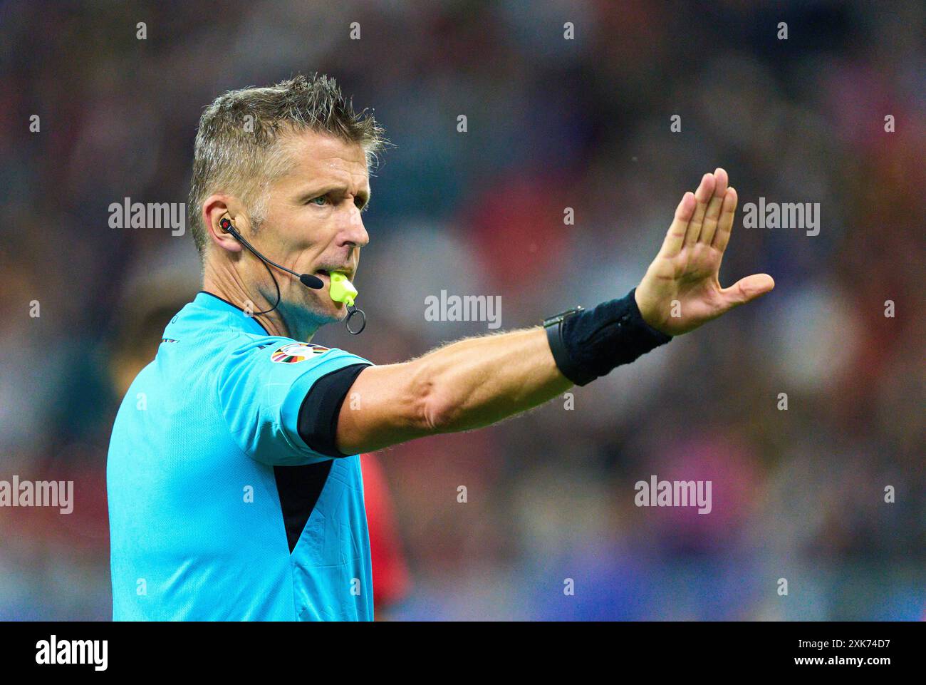 Schiedsrichter Daniele Orsato (ITA) mit Pfeife, Gesten, Shows, Uhr, individueller Aktion, Schiedsrichter, Hauptschiedsrichter, schiri, Pfeiffe, Pfiff, im Best of 16 Spiel PORTUGAL - SLOWENIEN 3-0 N.E. der UEFA-Europameisterschaft 2024 am 01. Juli 2024 in Frankfurt. Fotograf: Peter Schatz Stockfoto