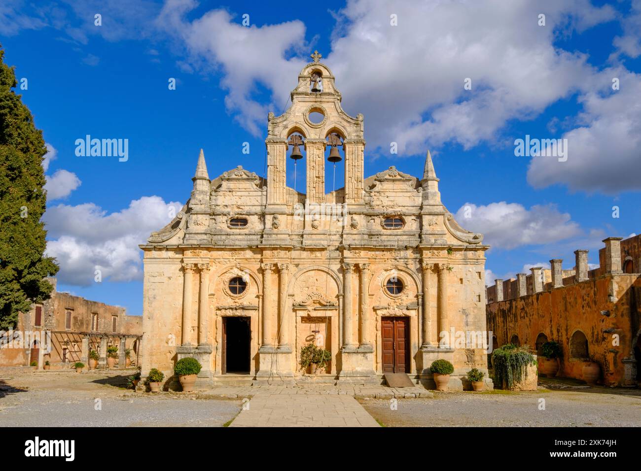 Die von der Schlacht beschädigte Fassade der Kirche im Kloster Arkadi, Symbol des kretischen Widerstands gegen die osmanische Herrschaft, Kreta Stockfoto