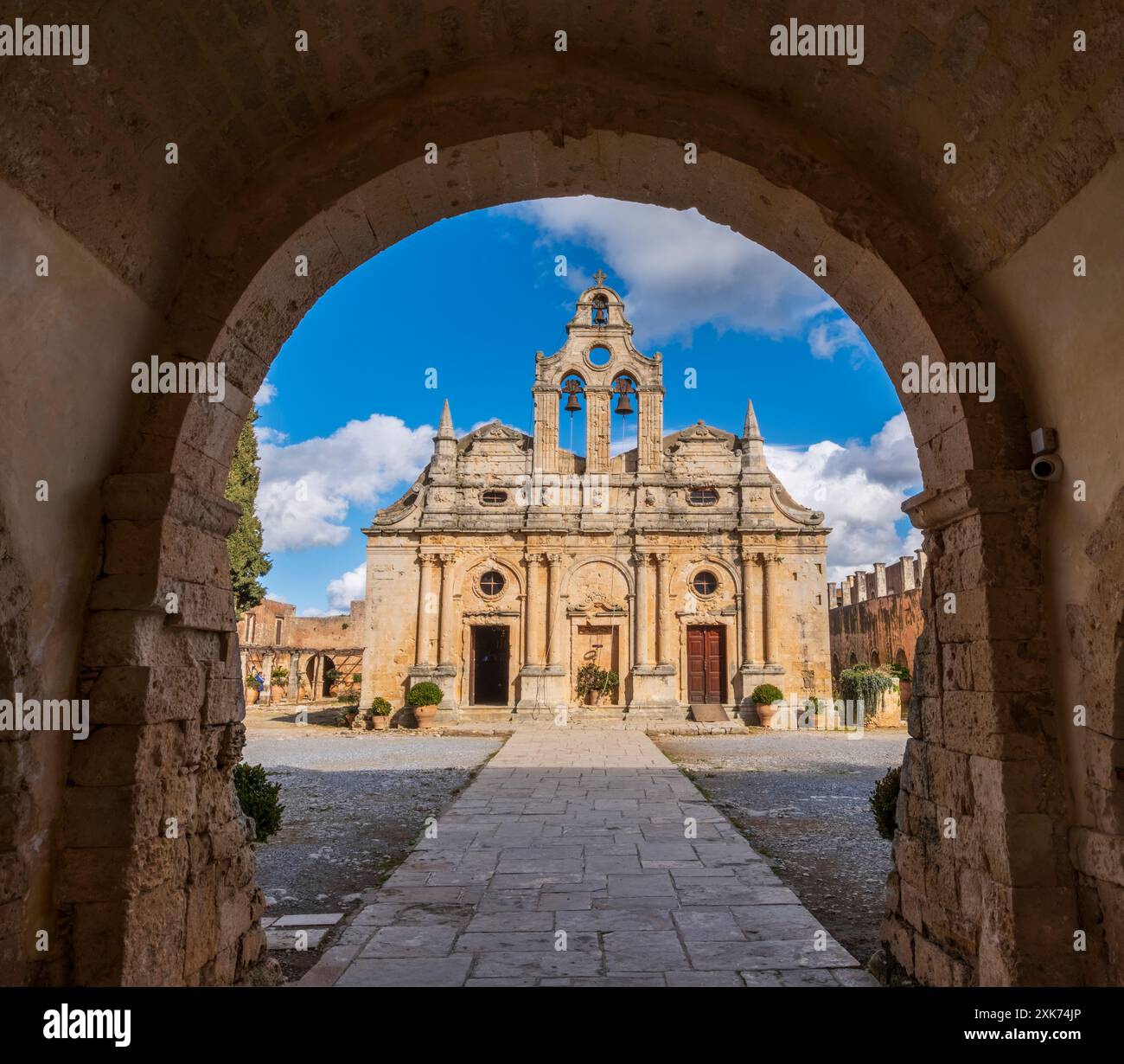 Die von der Schlacht beschädigte Fassade der Kirche im Kloster Arkadi, Symbol des kretischen Widerstands gegen die osmanische Herrschaft, Kreta Stockfoto