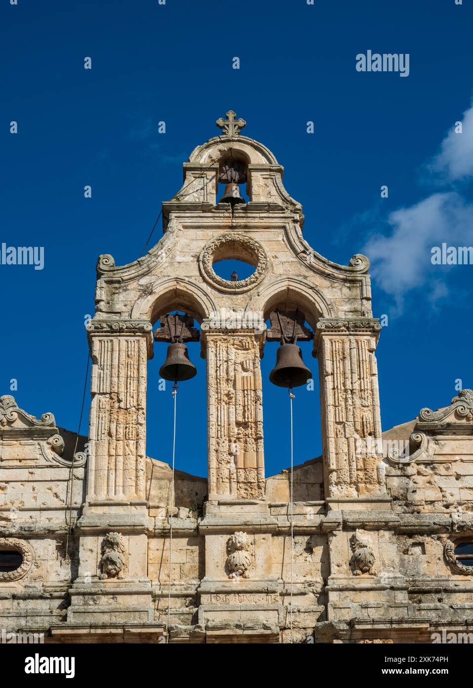 Die von der Schlacht beschädigte Fassade der Kirche im Kloster Arkadi, Symbol des kretischen Widerstands gegen die osmanische Herrschaft, Kreta Stockfoto