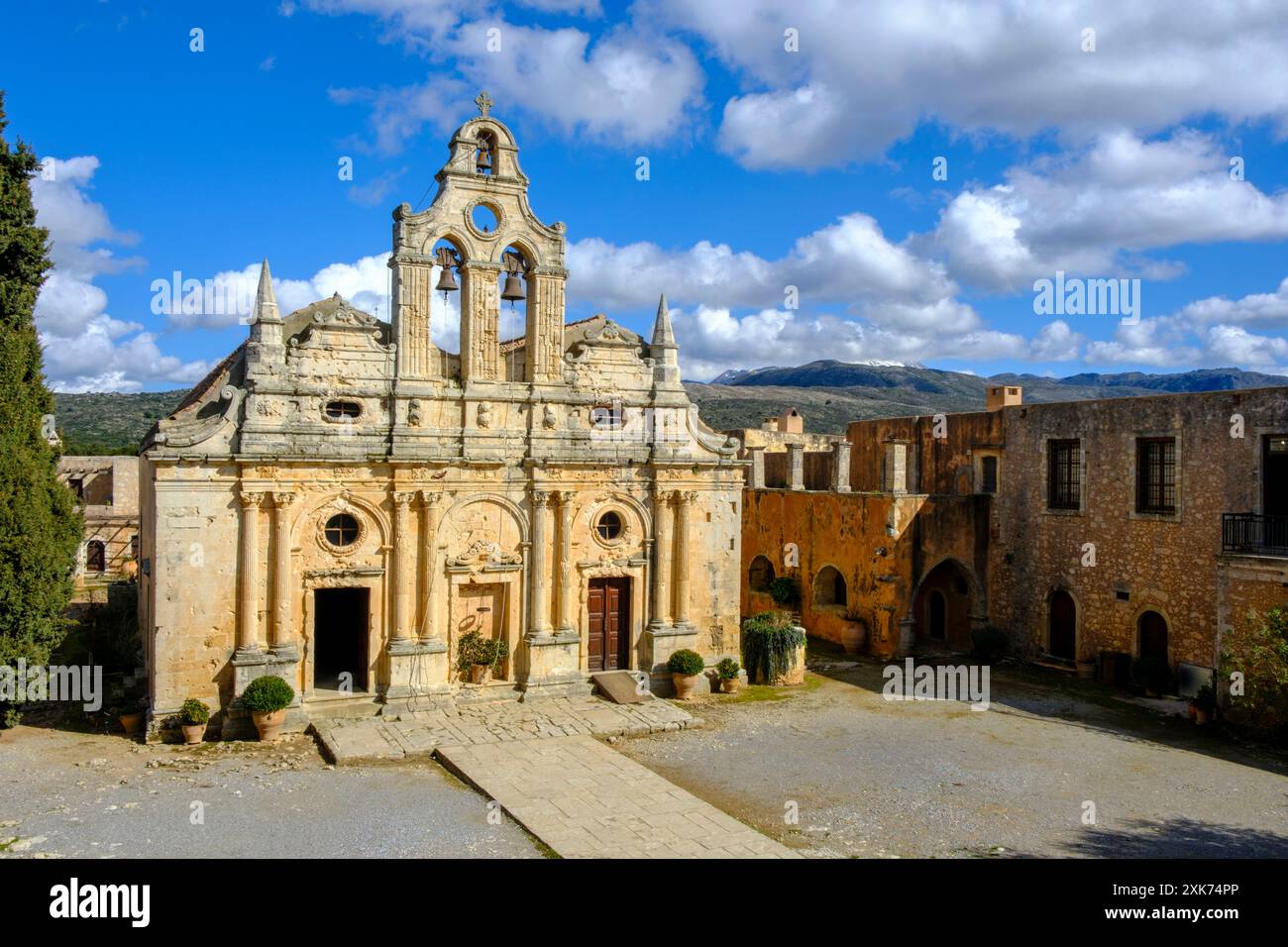 Die von der Schlacht beschädigte Fassade der Kirche im Kloster Arkadi, Symbol des kretischen Widerstands gegen die osmanische Herrschaft, Kreta Stockfoto