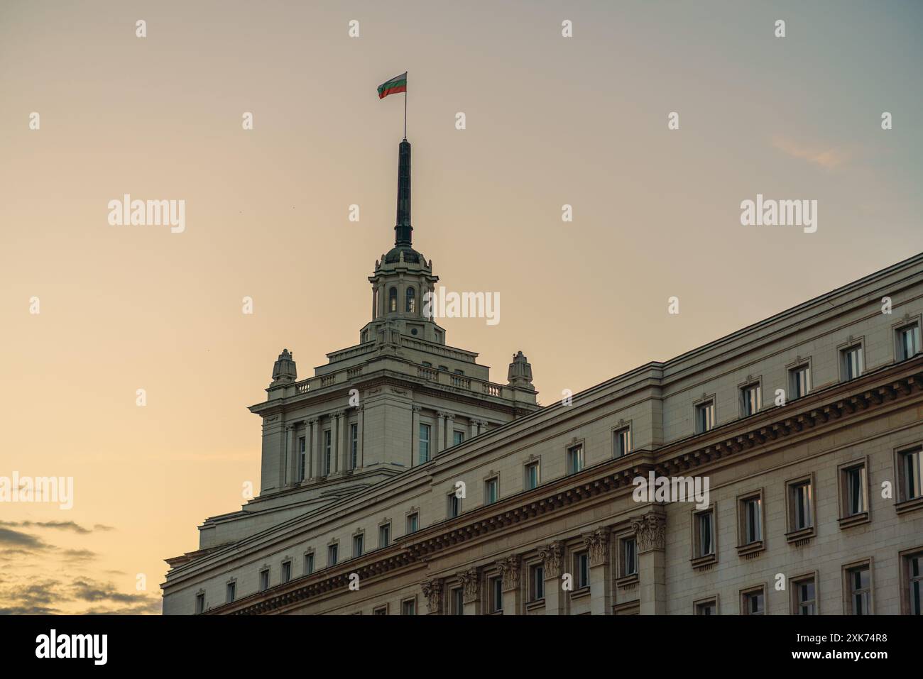 Sofia, Bulgarien. Die bulgarische Nationalflagge weht oben auf dem Gebäude der Nationalversammlung Stockfoto