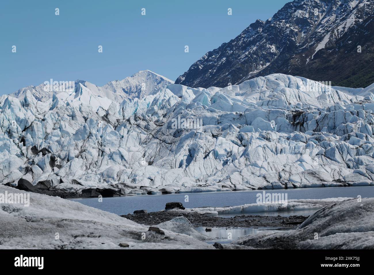 Wandern auf dem Matanuska-Gletscher Alaskas, der vom Mount Marcus Baker in der Chugach Mountain Range gespeist wird Stockfoto