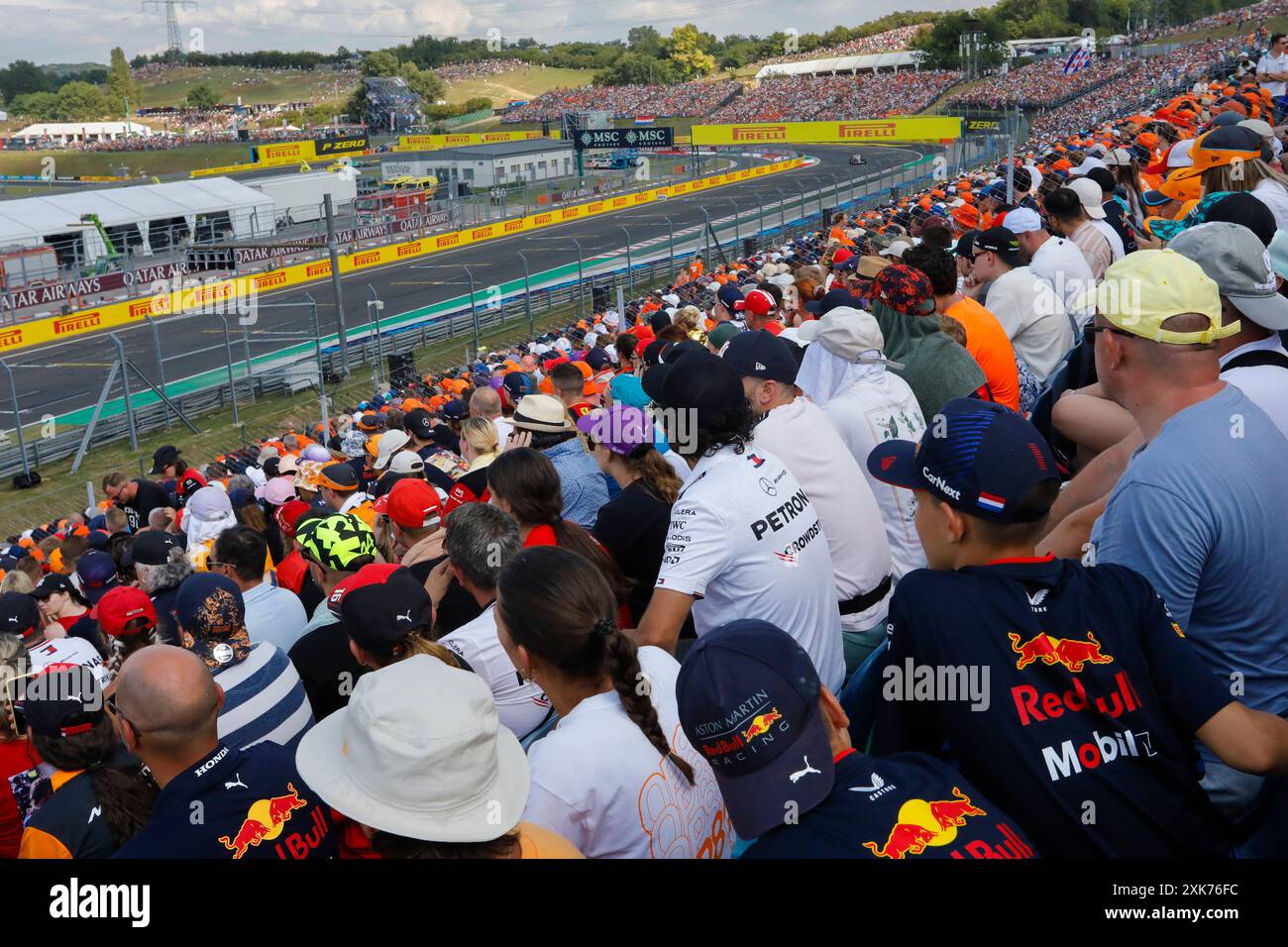 Mogyorod, Ungarn. Juli 2024. Formel 1 großer Preis von Ungarn in Hungaroring, Ungarn. Im Bild: Zuschauer auf der Tribüne, die das Rennen beobachten © Piotr Zajac/Alamy Live News Stockfoto