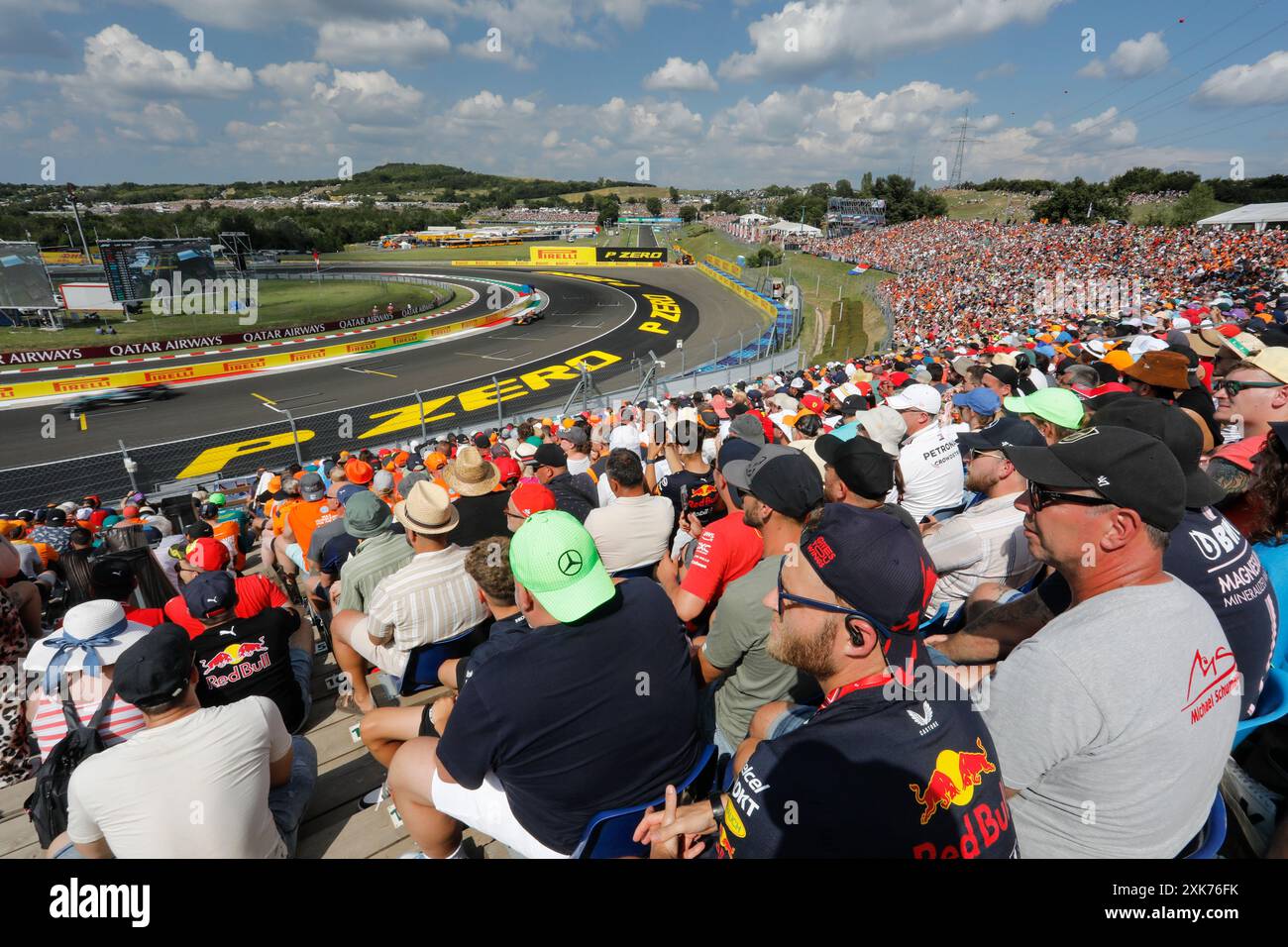 Mogyorod, Ungarn. Juli 2024. Formel 1 großer Preis von Ungarn in Hungaroring, Ungarn. Im Bild: Zuschauer auf der Tribüne, die das Rennen beobachten © Piotr Zajac/Alamy Live News Stockfoto
