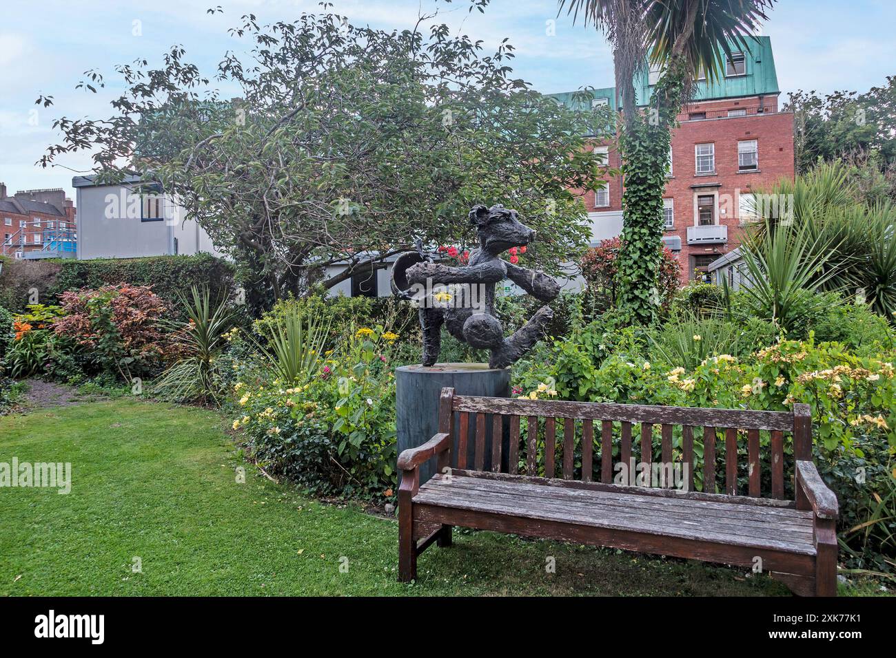 Eine Skulptur von Patrick O'Reilly im Garten des Rotunda Maternity Hospital, Dublin, Irland. Stockfoto