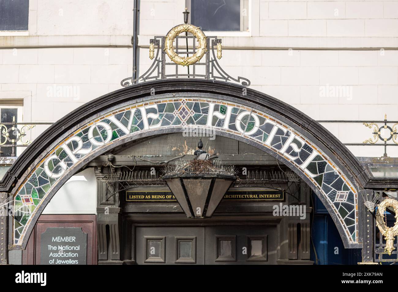 Das Grove Hotel, Pigeon in a Nest umgeben von Vogelspitzen, Buxton ist ein Kurort im Borough of High Peak, Derbyshire, England, Großbritannien Stockfoto