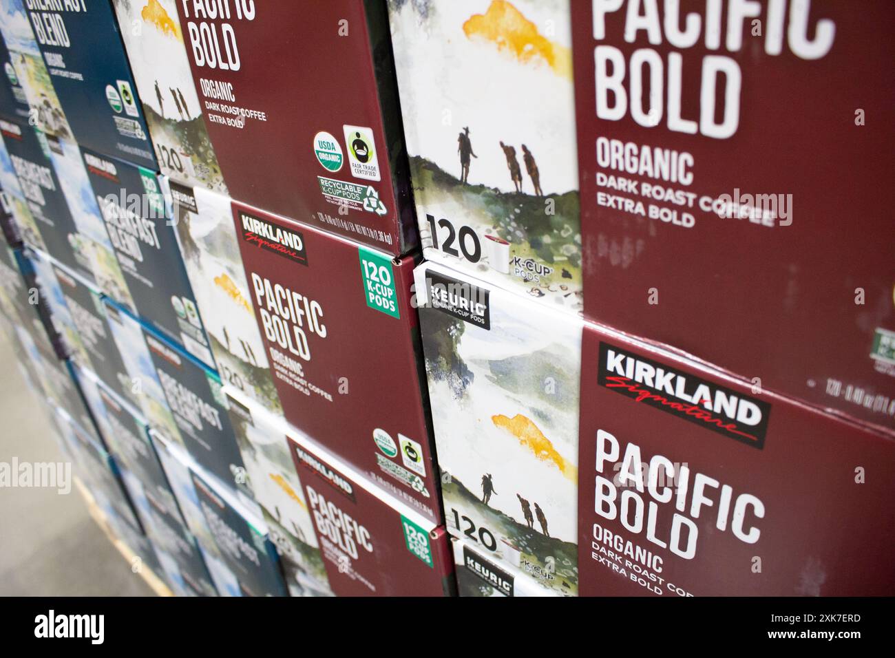 Los Angeles, Kalifornien, USA - 04-06-2021: Eine Ansicht mehrerer Fälle von Kirkland Signature Keurig Pacific Bold Flavor k-Cup Schoten in Costco. Stockfoto
