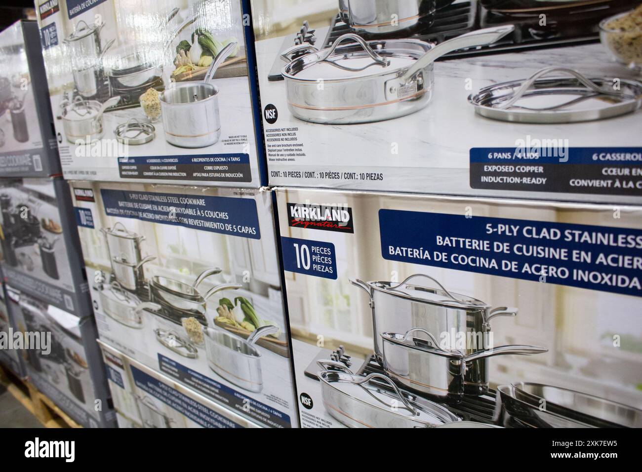 Los Angeles, Kalifornien, Vereinigte Staaten - 04-06-2021: Eine Ansicht mehrerer Kisten Kirkland Signature 10-teiliges Set aus Edelstahl-Kochgeschirr, bei Costco. Stockfoto