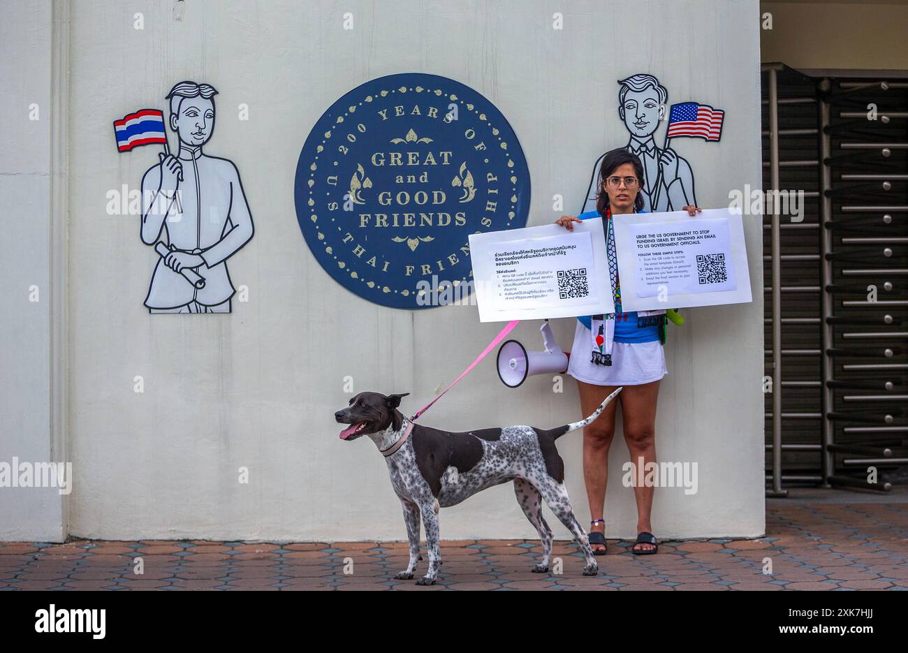 Thailand. Juli 2024. Ein Aktivist der Gruppe „Chiang Mai für Palästina“ hält während der Demonstration Plakate. Diese Demonstration ist auch Teil der Kampagne von Amnesty, Briefe an den Kongress und Joe Biden zu schicken, in denen sie zu einem Waffenstillstand und einem Stopp der Waffenlieferungen an israel drängen. Aktivisten trauern um die 180.000 Toten, die durch die US-Waffenunterstützung verloren wurden. Quelle: SOPA Images Limited/Alamy Live News Stockfoto