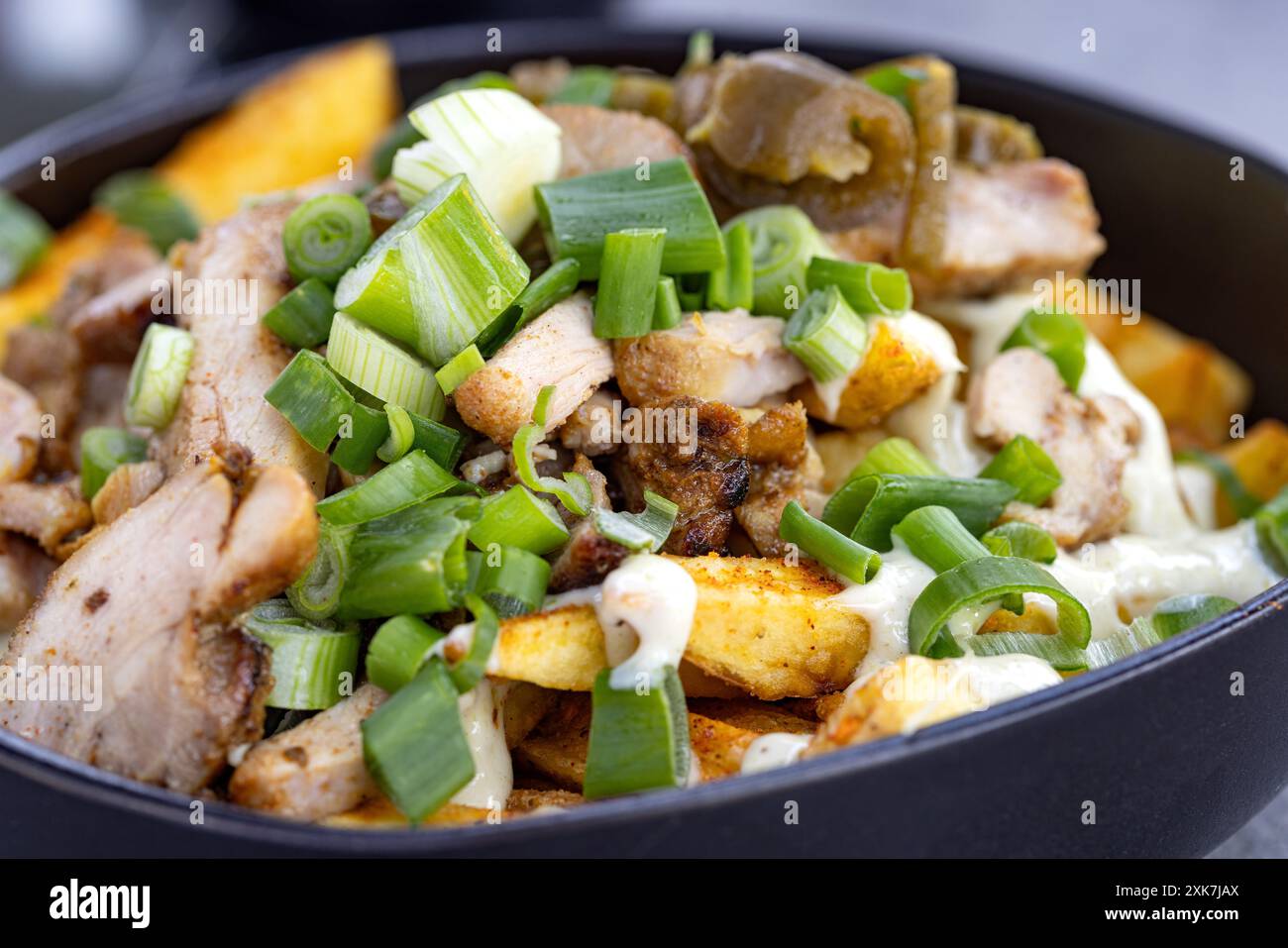 Hähnchensalat in einer Schüssel mit Mayonnaise und frischen Kräutern. Nahansicht Stockfoto