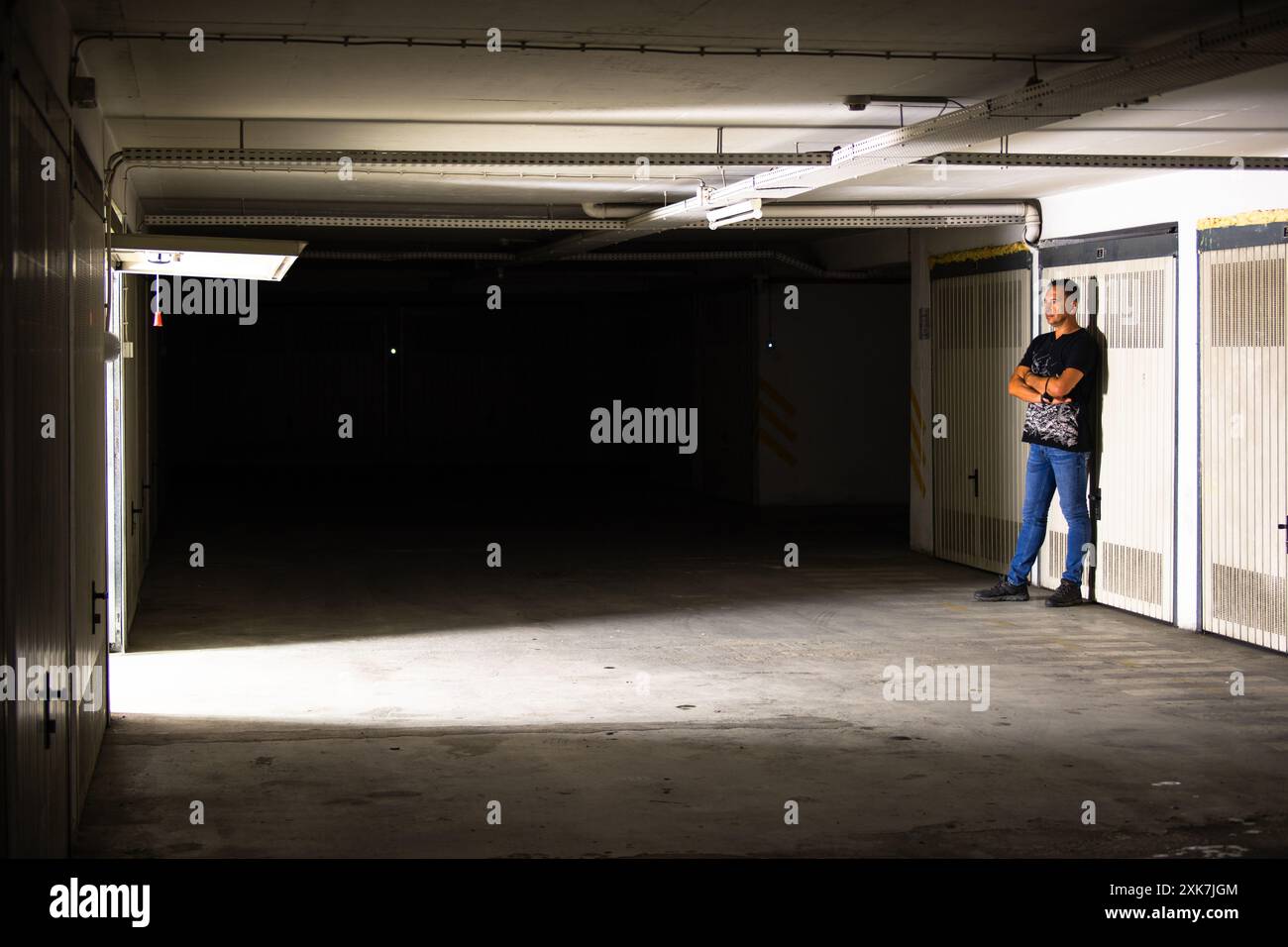 Weißer Mann in einem Damm mit mehreren Duschtüren Stockfoto