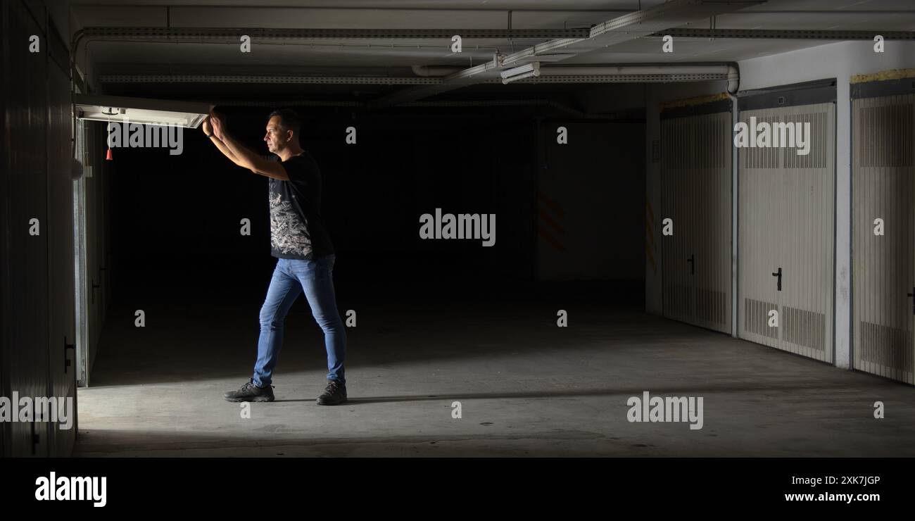 Weißer Mann in einem Damm mit mehreren Duschtüren Stockfoto