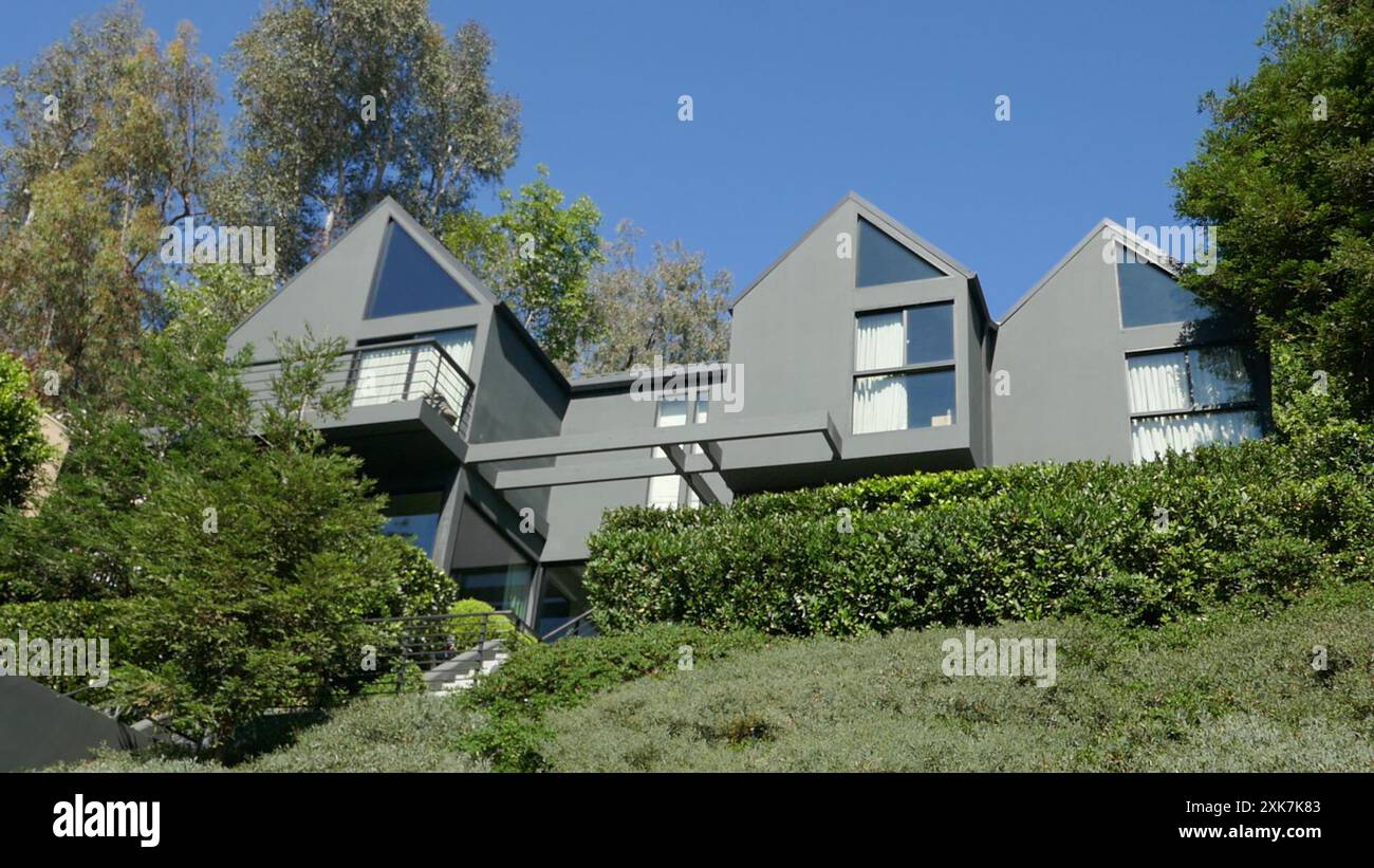Los Angeles, Kalifornien, USA 19. Juli 2024 Red Hot Chili Peppers Sänger Anthony Kiedis, Schauspielerin Ione Skye und Autor J. Randy Taraborrelli ehemaliges Haus 3120 am 19. Juli 2024 in Los Angeles, Kalifornien, USA. Foto: Barry King/Alamy Stock Photo Stockfoto