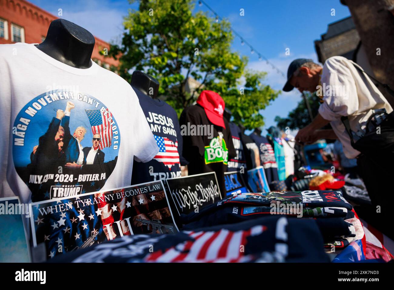 MILWAUKEE, WISCONSIN – 16. JULI: Trump-Erinnerungsstücke mit einem Foto des Attentats werden am zweiten Tag der Republican National Convention (RNC) am 16. Juli 2024 in Milwaukee, Wisconsin, auf einem Gehweg in der Nähe des FinServ Forums verkauft. Die Konvention findet wie geplant statt, trotz des Attentats auf Trump wird er die Präsidentschaftskandidaten seiner Partei annehmen. Stockfoto