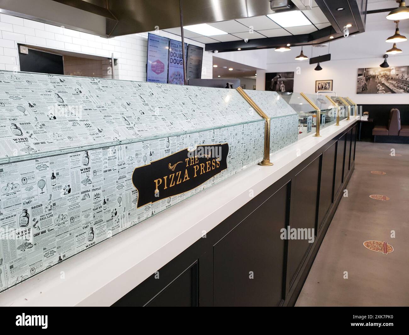 Anaheim, Kalifornien, USA - 24.04.2019: Blick auf ein Schild am Schalter des Pizza Press Restaurants. Stockfoto