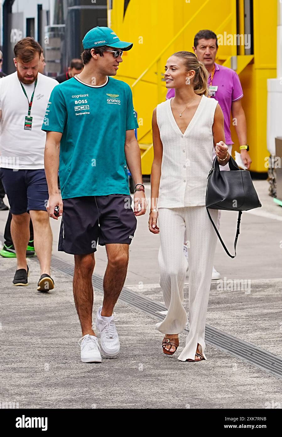 Mogyorod, Ungarn. Juli 2024. Lance Walk (CAN) - Aston Martin Aramco F1 Team - Aston Martin AMR24 - Mercedes und seine Freundin Sara Pagliaroli (ITA) Model, während des Renntages am Sonntag, 21. Juli, des Großen Preises der Formel 1 von Ungarn 2024, der auf der Hungaroring-Strecke in Mogyorod, Budapest, Ungarn, stattfinden soll, juli bis 21. juli 2024 (Foto: Alessio de Marco/SIPA USA) Credit: SIPA USA/Alamy Live News Stockfoto