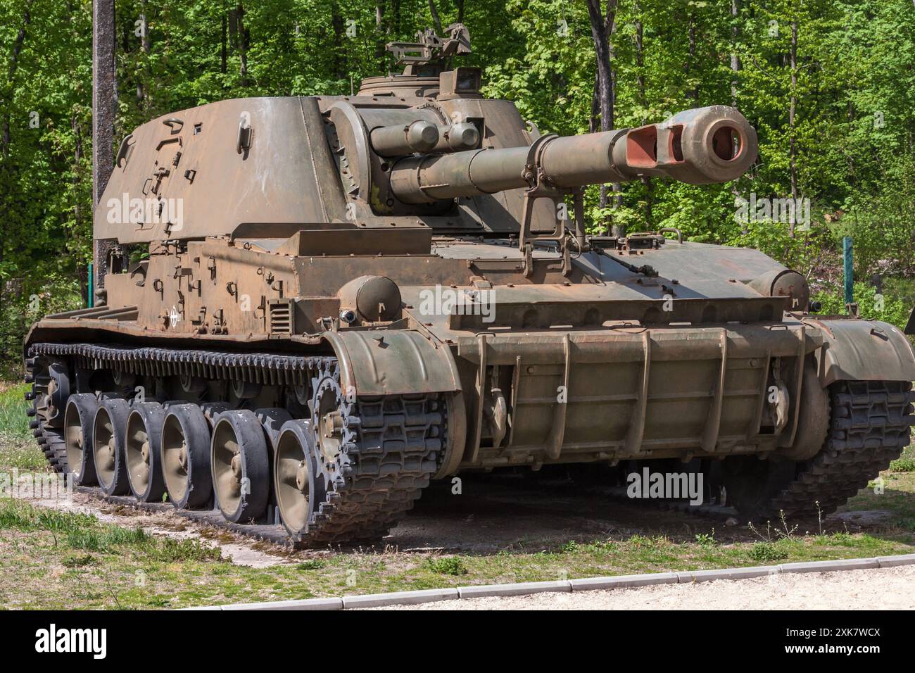 Blick auf eine alte verlassene, rostige sowjetische Selbstfahrerhaubitze 2S3 Akatsiya, die draußen in der Ukraine steht Stockfoto