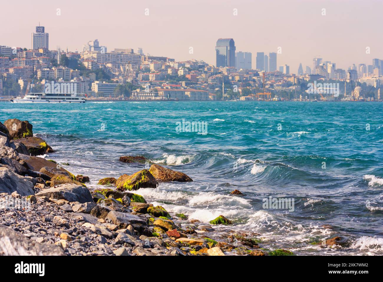 Sommerlandschaft - Blick auf den Bosporus und das historische Viertel Besiktas, Istanbul, in der Türkei Stockfoto