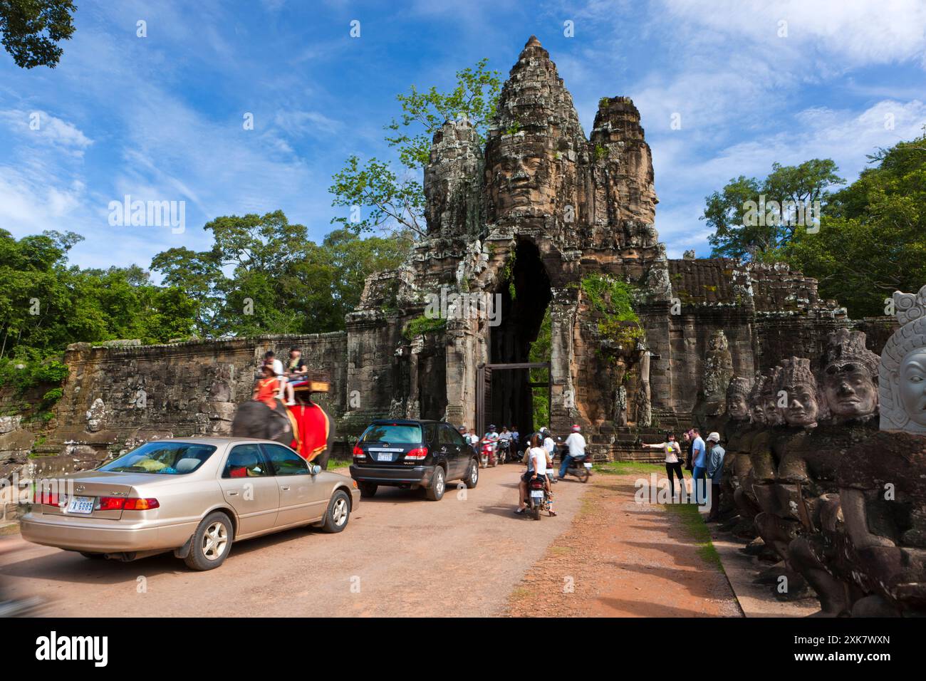 Gopuram, Südtor von Angkor Thom mit dem in Stein gehauenen Gesicht von Bodhisattva Lokeshvara, Angkor, UNESCO-Weltkulturerbe, Siem Reap, Kambodscha, S Stockfoto