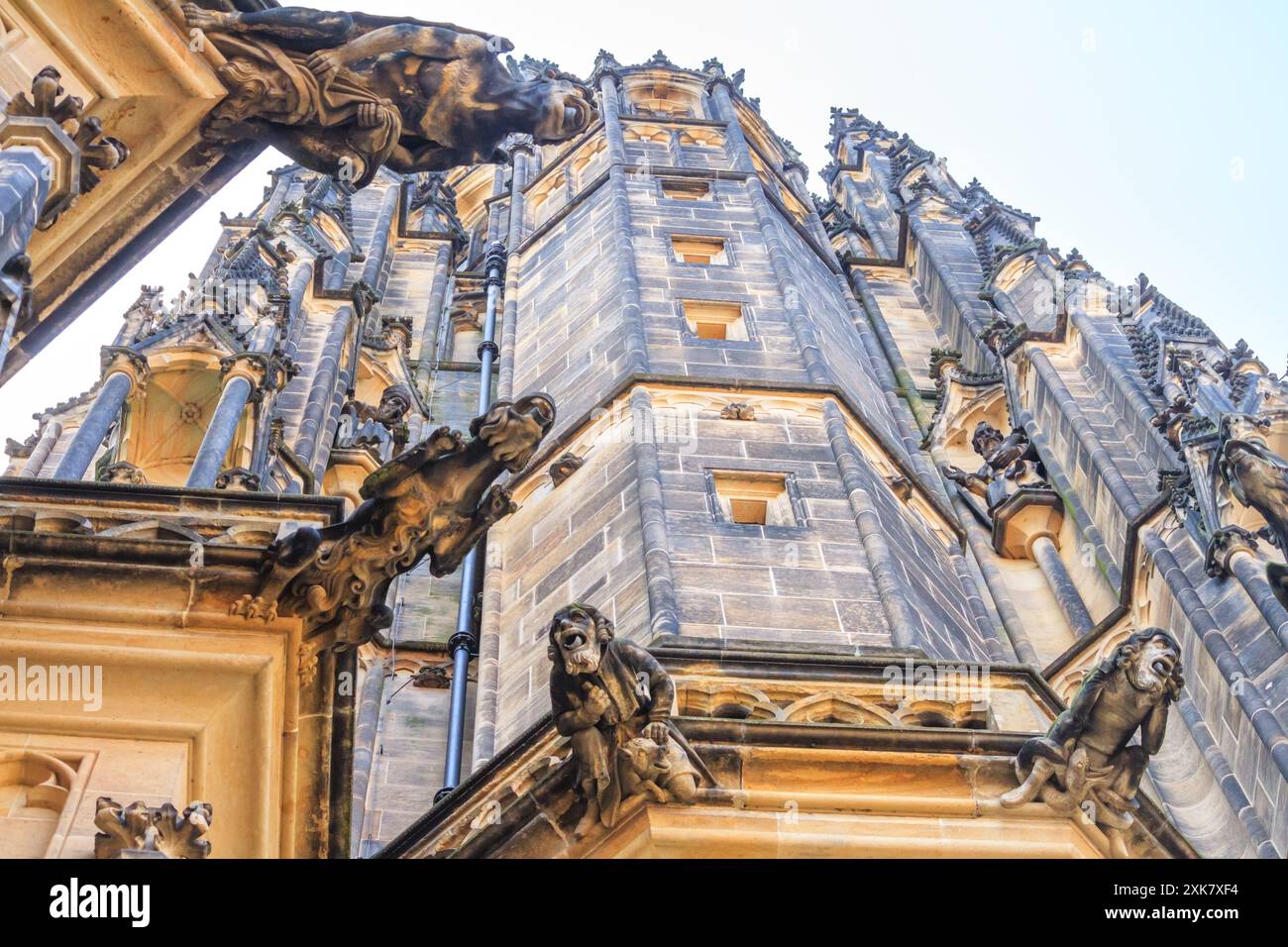 Stadtlandschaft - Blick auf die Wasserspeier der Metropolitan Kathedrale St. Veit, Prag, Tschechische Republik Stockfoto