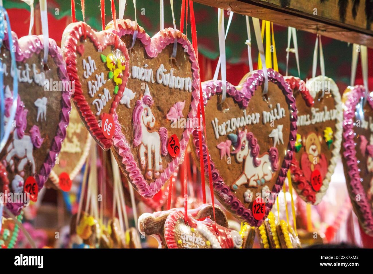 Festliches Stadtbild - Blick auf die Weihnachts-Lebkekse auf dem Weihnachtsmarkt in Wien, Österreich Stockfoto