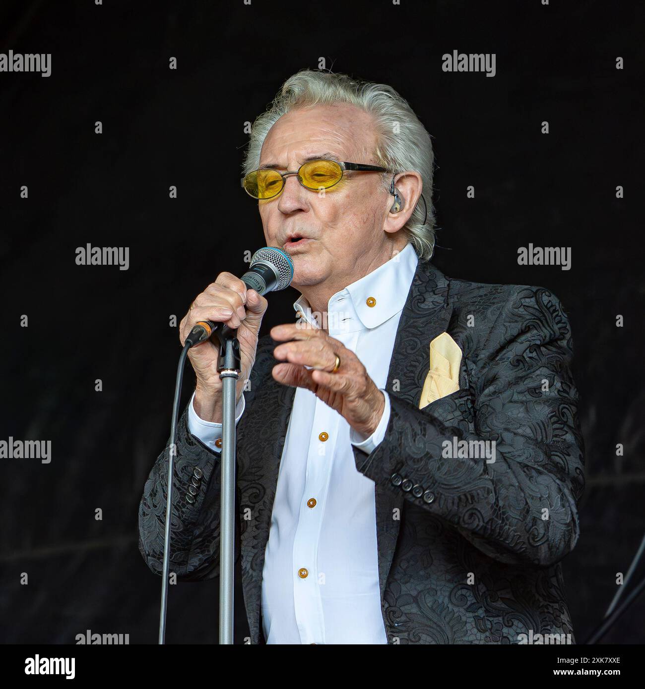 Kidderminster, Großbritannien. Juli 2024. Der legendäre Sänger Tony Christie begeistert Fans jeden Alters im St. George's Park von Kidderminster, während er seine größten Hits im Rahmen der lokalen Wohltätigkeitsveranstaltung „Mr Tee in the Park“ aufführt. Quelle: Lee Hudson/Alamy Live News Stockfoto