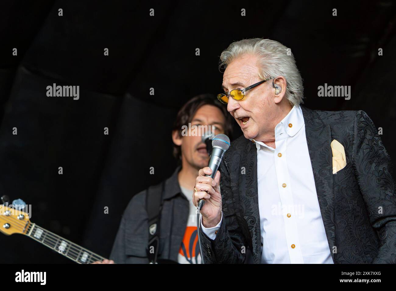 Kidderminster, Großbritannien. Juli 2024. Der legendäre Sänger Tony Christie begeistert Fans jeden Alters im St. George's Park von Kidderminster, während er seine größten Hits im Rahmen der lokalen Wohltätigkeitsveranstaltung „Mr Tee in the Park“ aufführt. Quelle: Lee Hudson/Alamy Live News Stockfoto