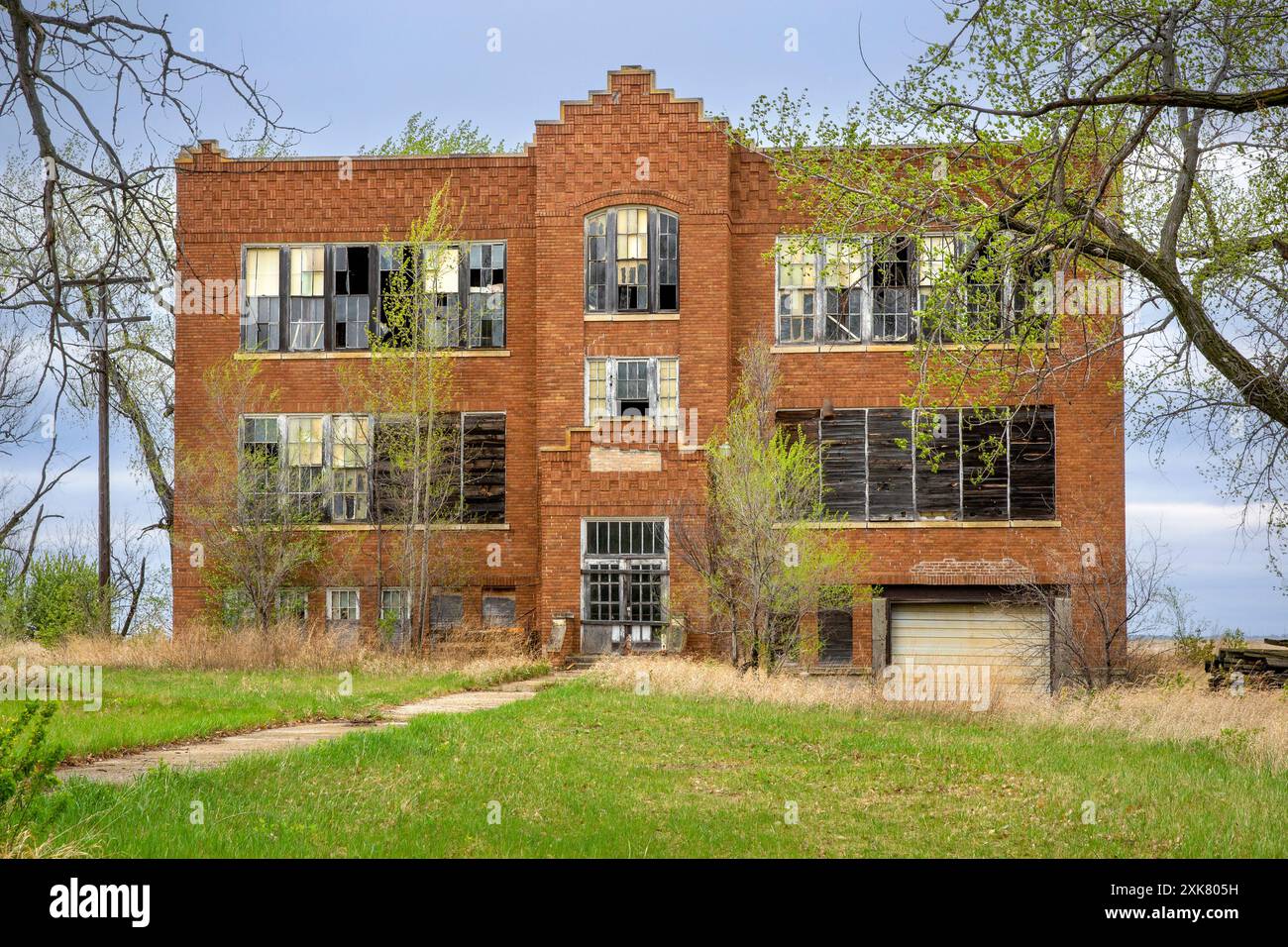 Das geschlossene und verlassene Schulgebäude in Balfour, North Dakota im McHenry County. Das Gebäude aus rotem Backstein wurde ursprünglich 1920 für 6 US-Dollar errichtet Stockfoto