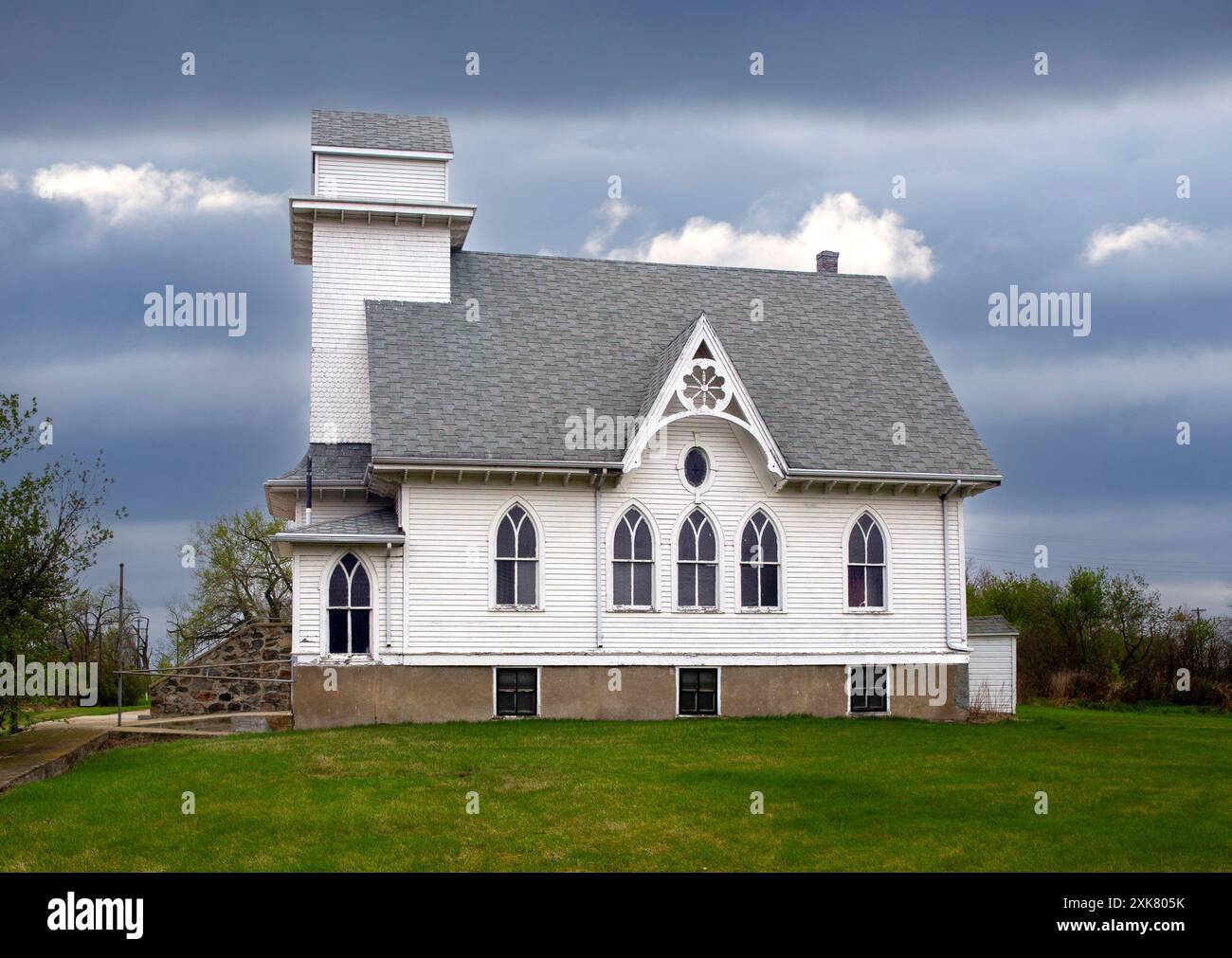 Stürmisches Wetter und die McHenry County Norwegian Lutheran Church von 1906 in Balfour, North Dakota. Der erste Gottesdienst fand im statt Stockfoto