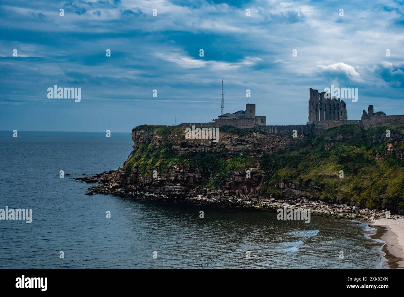 Eine verlassene Burg auf einem Bergrücken mit Blick auf das Meer Stockfoto