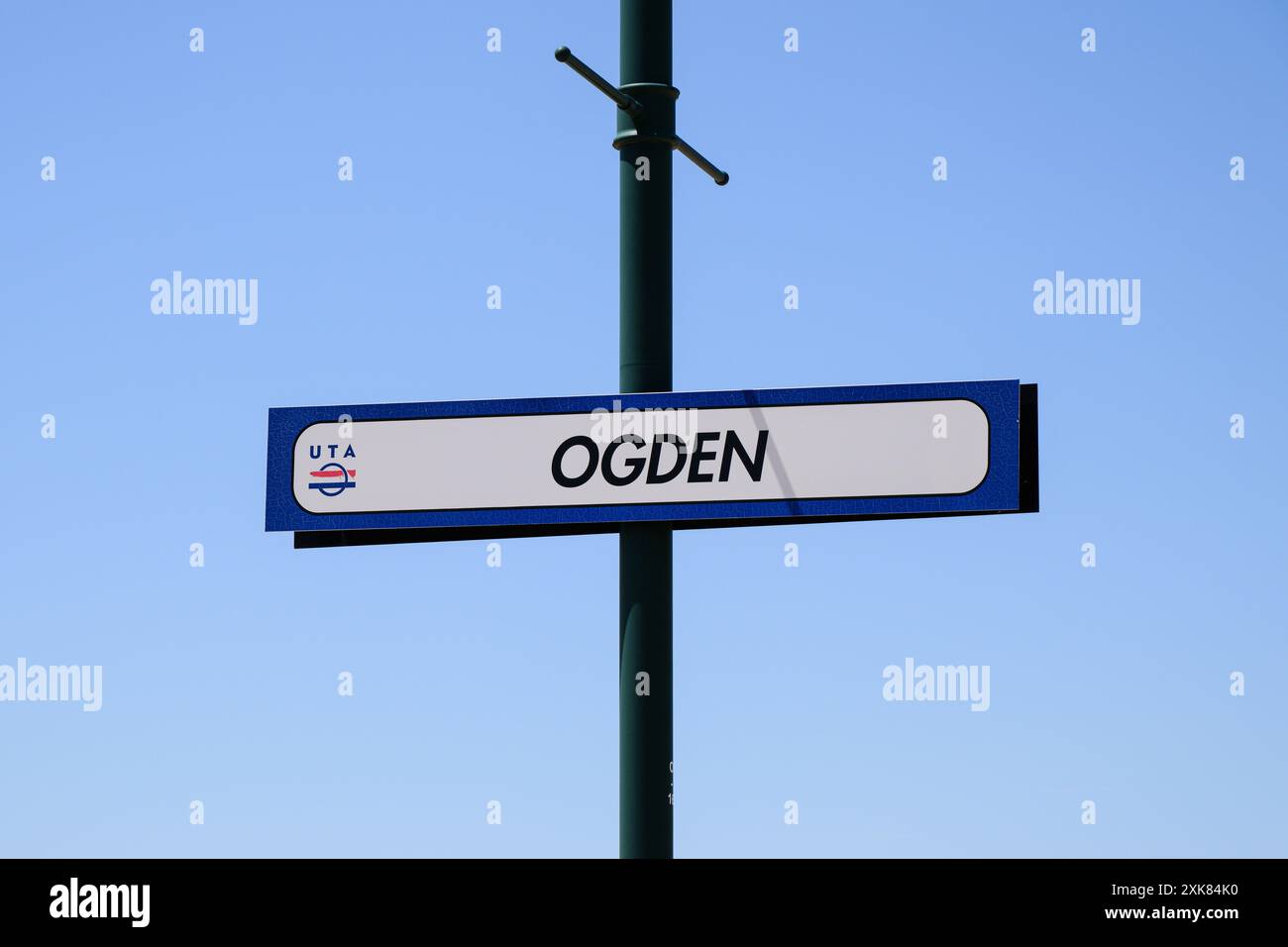 Ogden, UT, USA – 10. Juni 2024; Schild am Utah Transit Autority UTA-Bahnhof in Ogden mit Logo Stockfoto