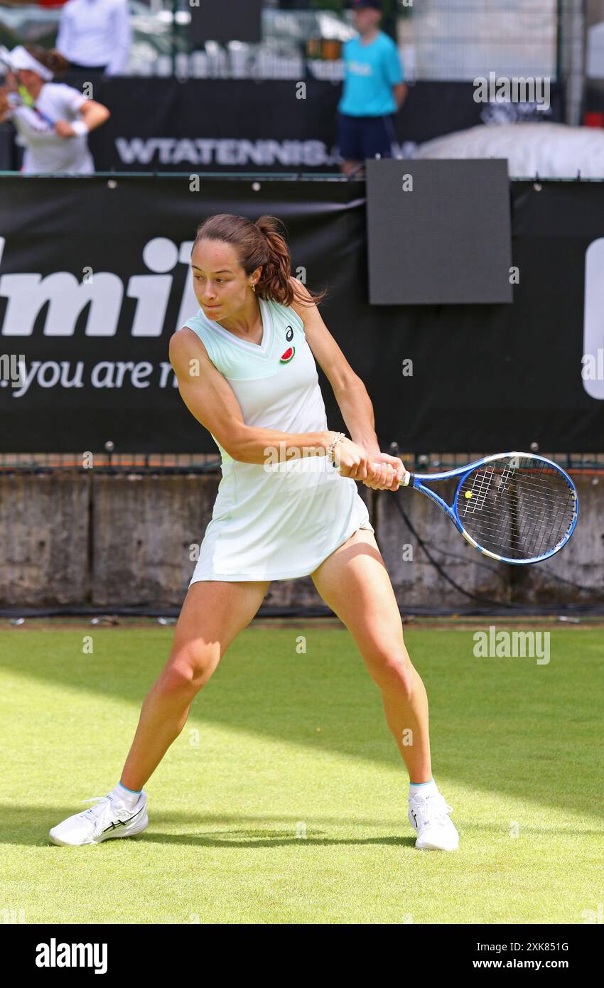 Berlin, Deutschland - 15. Juni 2024: Zeynep SONMEZ aus der Türkei in Aktion während ihres WTA 500 ecoTRANS Ladies German Open Spiels gegen Dayana YASTREMSKA aus der Ukraine im Rot Weiss Tennis Club in Berlin Stockfoto