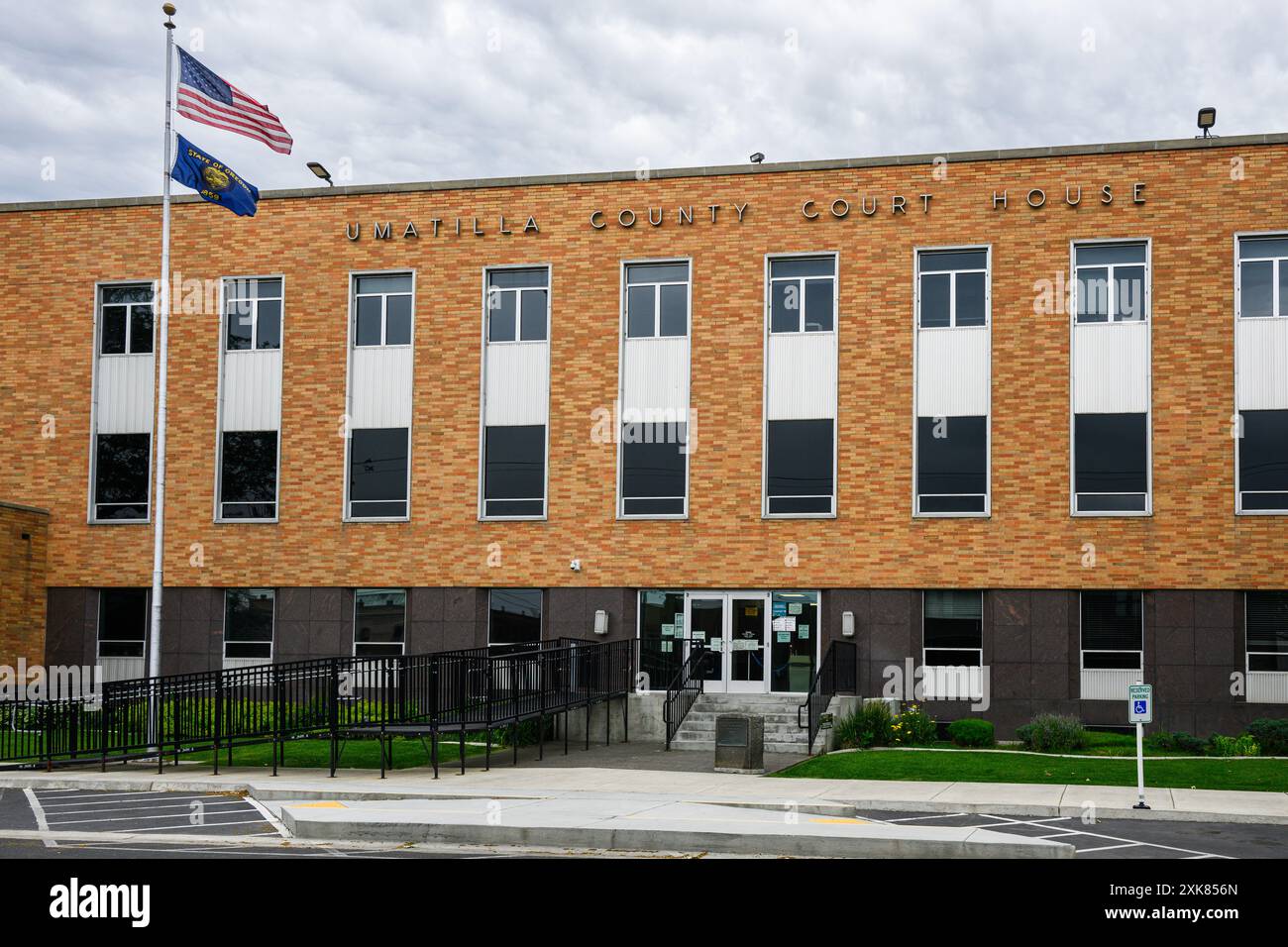 Pendleton, OR, USA - 9. Juni 2024; Eingang zum Umatilla County Court House aus Ziegelsteinen Stockfoto