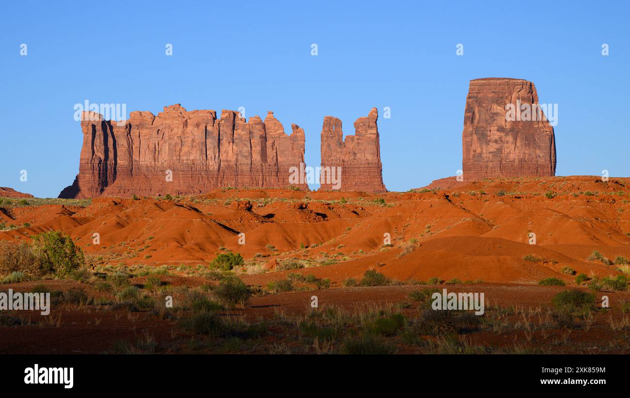 Monument Valley mit abendlichem Blick auf Stagecoach, Bär und Kaninchen und Castle Butte Rock Stockfoto