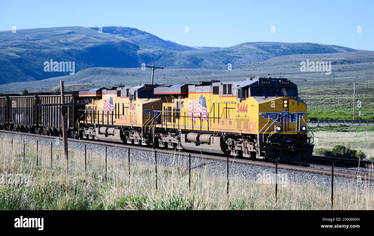 Helper, UT, USA – 11. Juni 2024; Union Pacific beladene einen Kohlezug zum Soldier Summit im ländlichen Utah Stockfoto