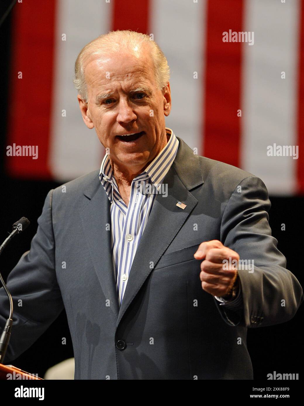 Tamarac, Vereinigte Staaten Von Amerika. September 2012. TAMARAC, FL - 28. SEPTEMBER: US-Vizepräsident Joe Biden spricht während einer Kampagne im Kings Point Palace Theater am 28. September 2012 in Tamarac, Florida People: Joe Biden Credit: Storms Media Group/Alamy Live News Stockfoto