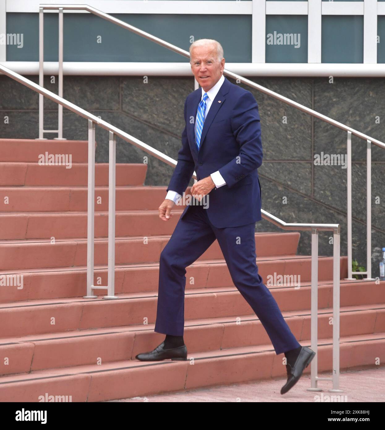 MIAMI, FLORIDA - Juni 27: (exklusive Deckung) Ehemaliger Vizepräsident Joe Biden sieht aus wie seine ist eine tolle Stimmung mit ein wenig Frühling in seinem Schritt, als er die Hintertür Eingang betritt vor der Aussprache in der zweiten Nacht der ersten demokratischen Präsidentschaftswahlen Debatte 2020. War ein Feld von 20 demokratischen Präsidentschaftskandidaten in zwei Gruppen von 10 für die erste Debatte der Wahl 2020 Split, über zwei Nächte im Knight Concert Hall der Adrienne Arsht Center für Darstellende Künste von Miami-Dade County am 27. Juni 2019 in Miami, Florida Personen: Joe Biden Stockfoto